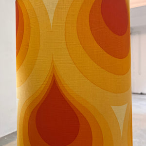 Stehlampe orange mit leuchtendem Glasfuß und 70er Schirm von Pako