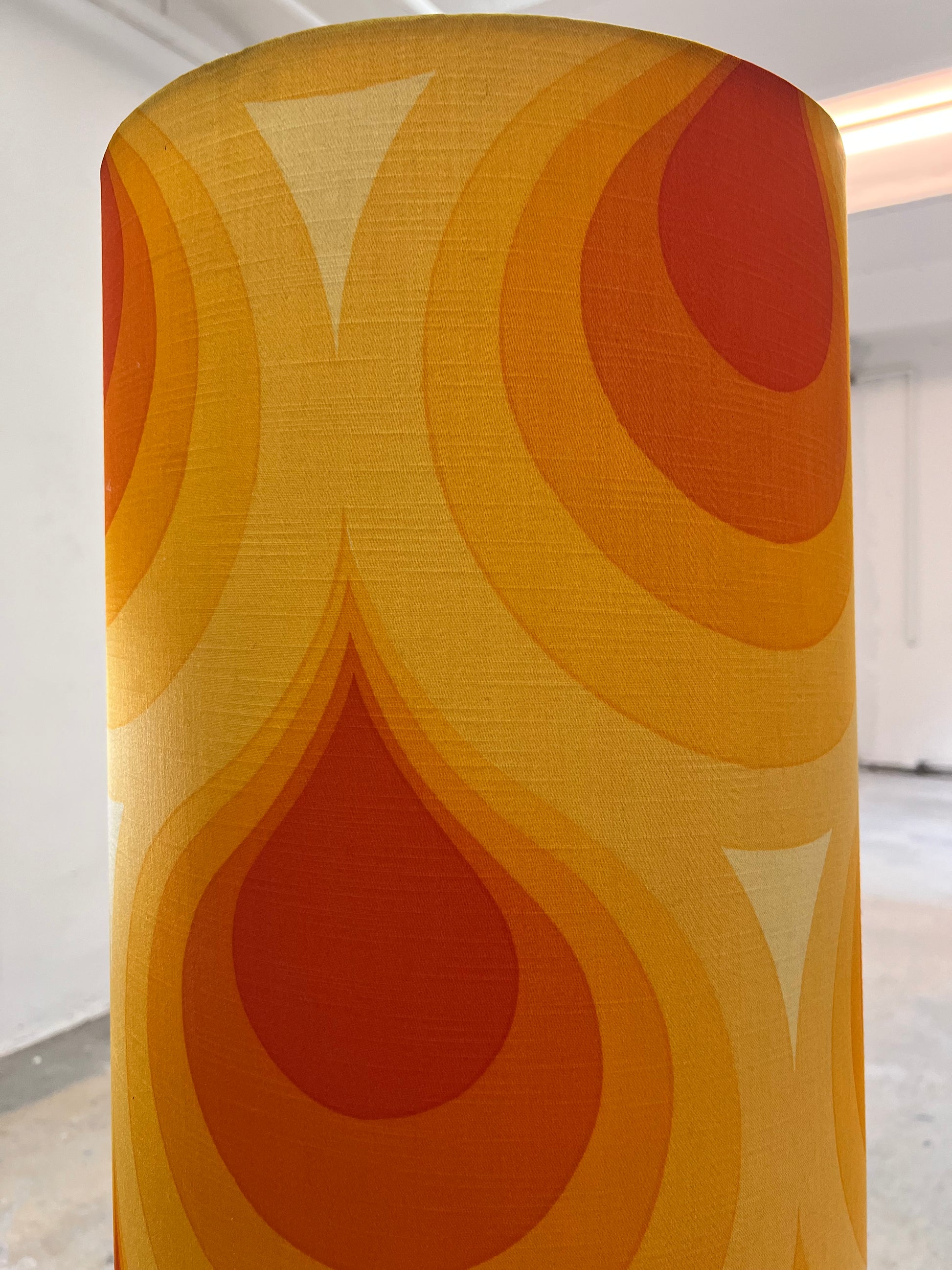 Stehlampe orange mit leuchtendem Glasfuß und 70er Schirm von Pako