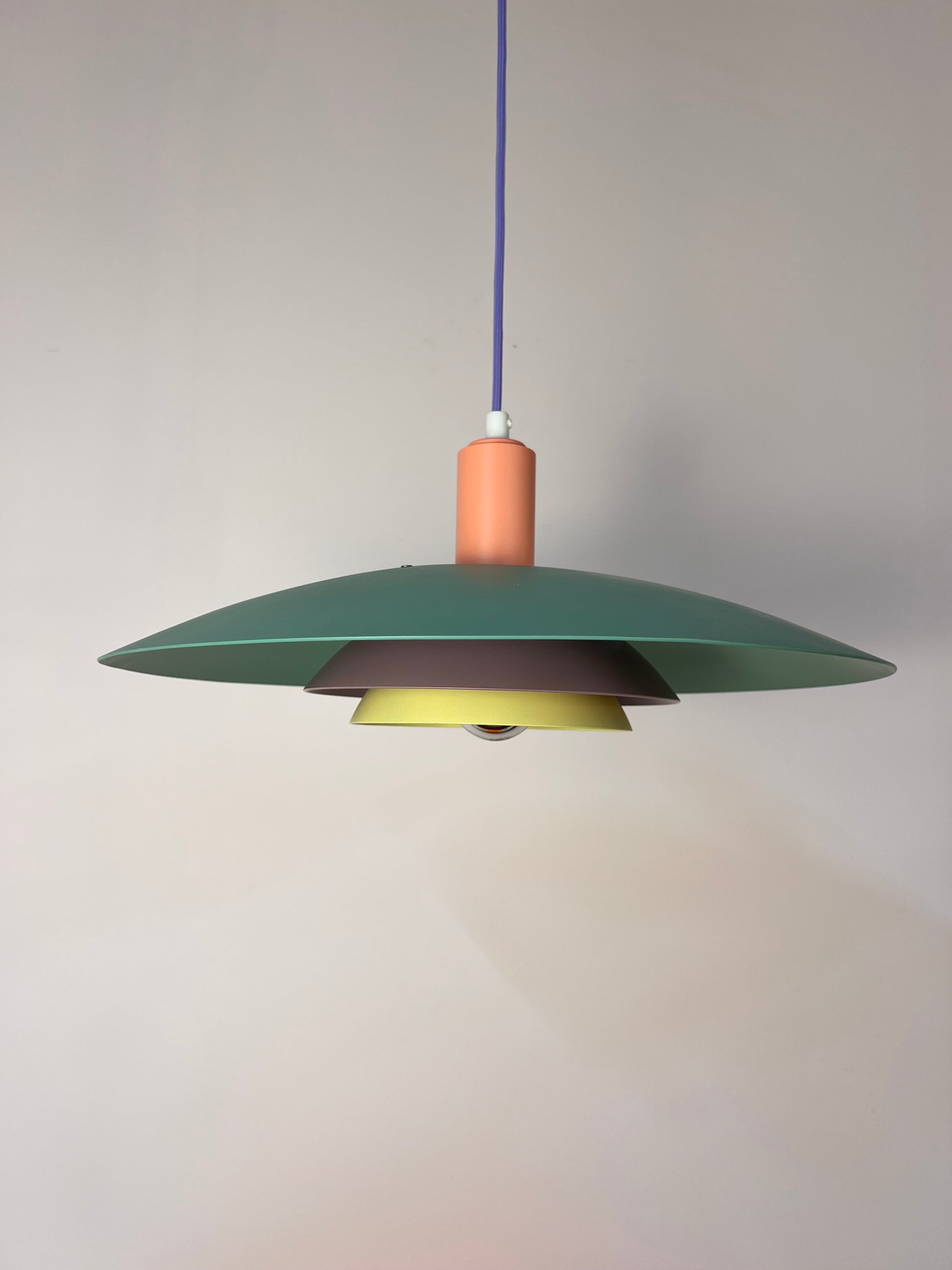 Lamellenlampe neu lackiert, Dänemark