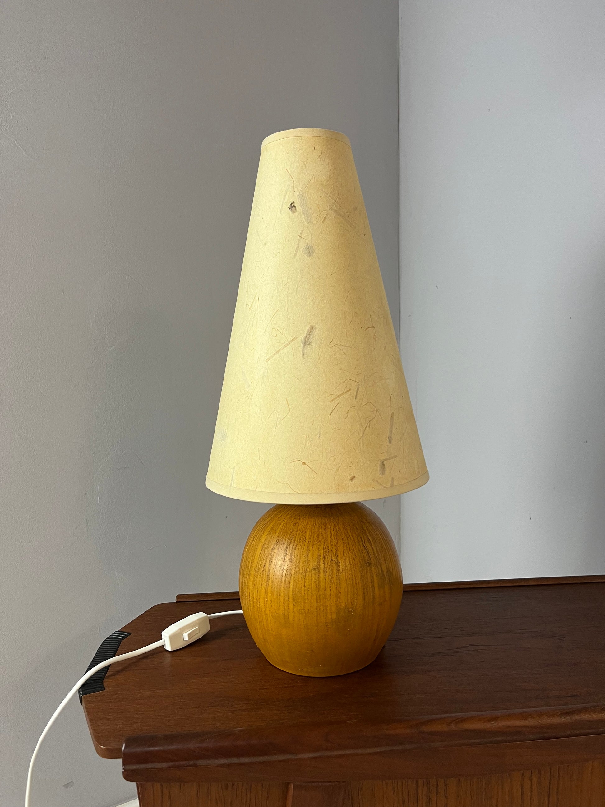 Kugeltischlampe Keramik mit Naturfaser Schirm