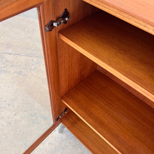 Vitrinenschrank Teak mit neuen Chromfüßen von H.W.Klein für Bramin