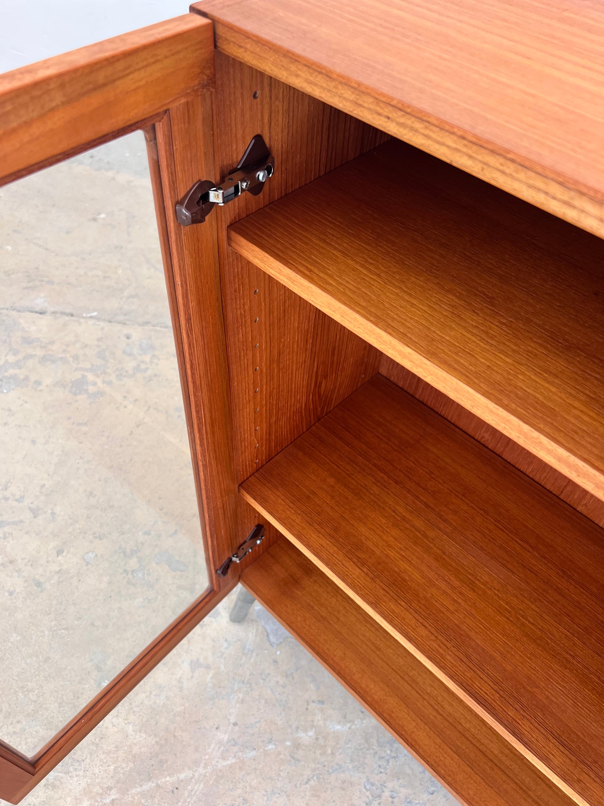 Vitrinenschrank Teak mit neuen Chromfüßen von H.W.Klein für Bramin