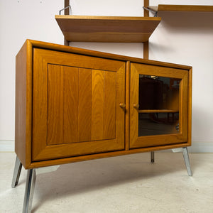Kleiner Schrank mit Vitrine und Tür links von Dyrlund