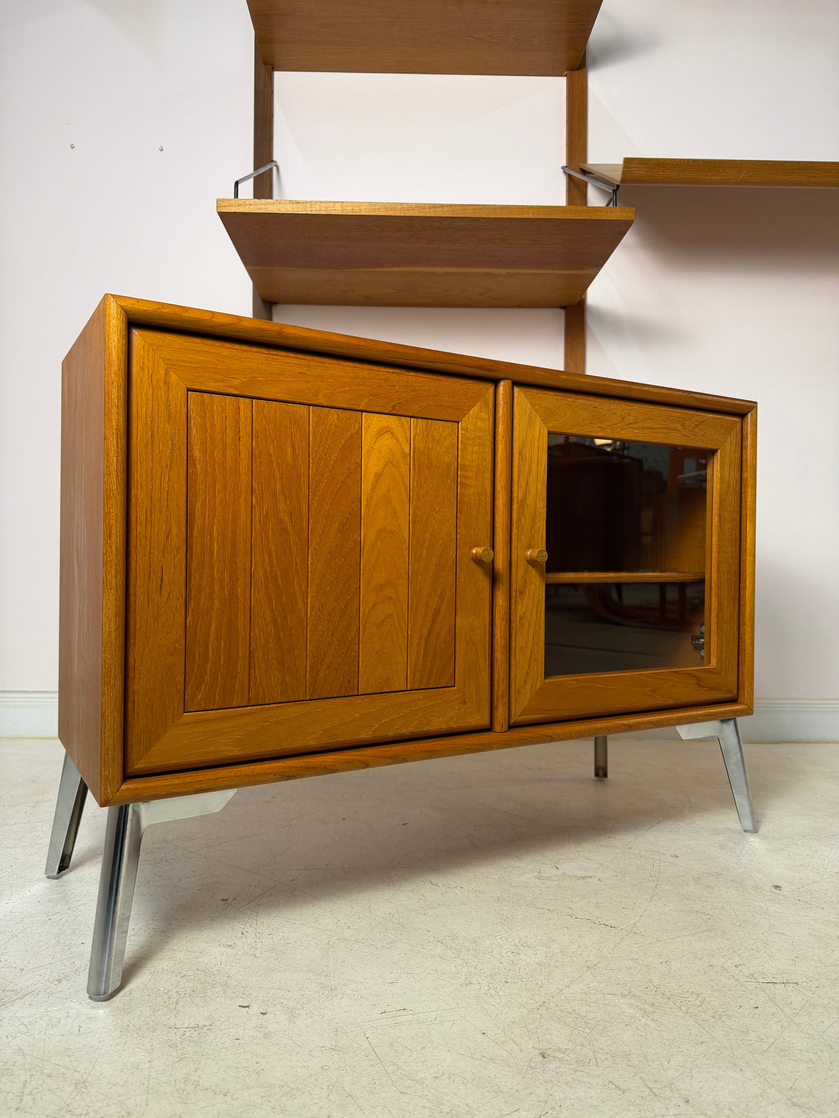 Kleiner Schrank mit Vitrine und Tür links von Dyrlund
