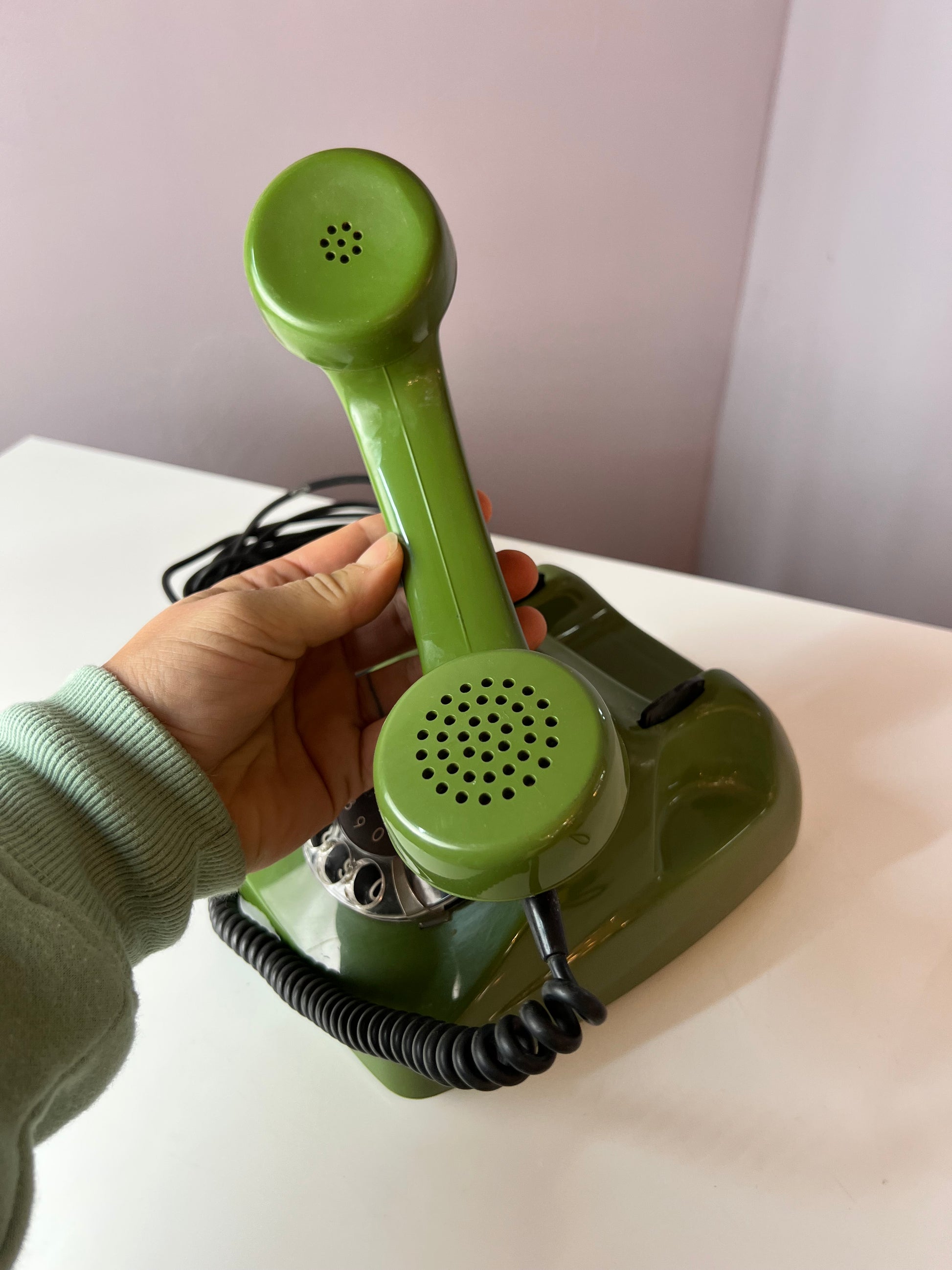Telefon grün mit Wählscheibe und Kabel