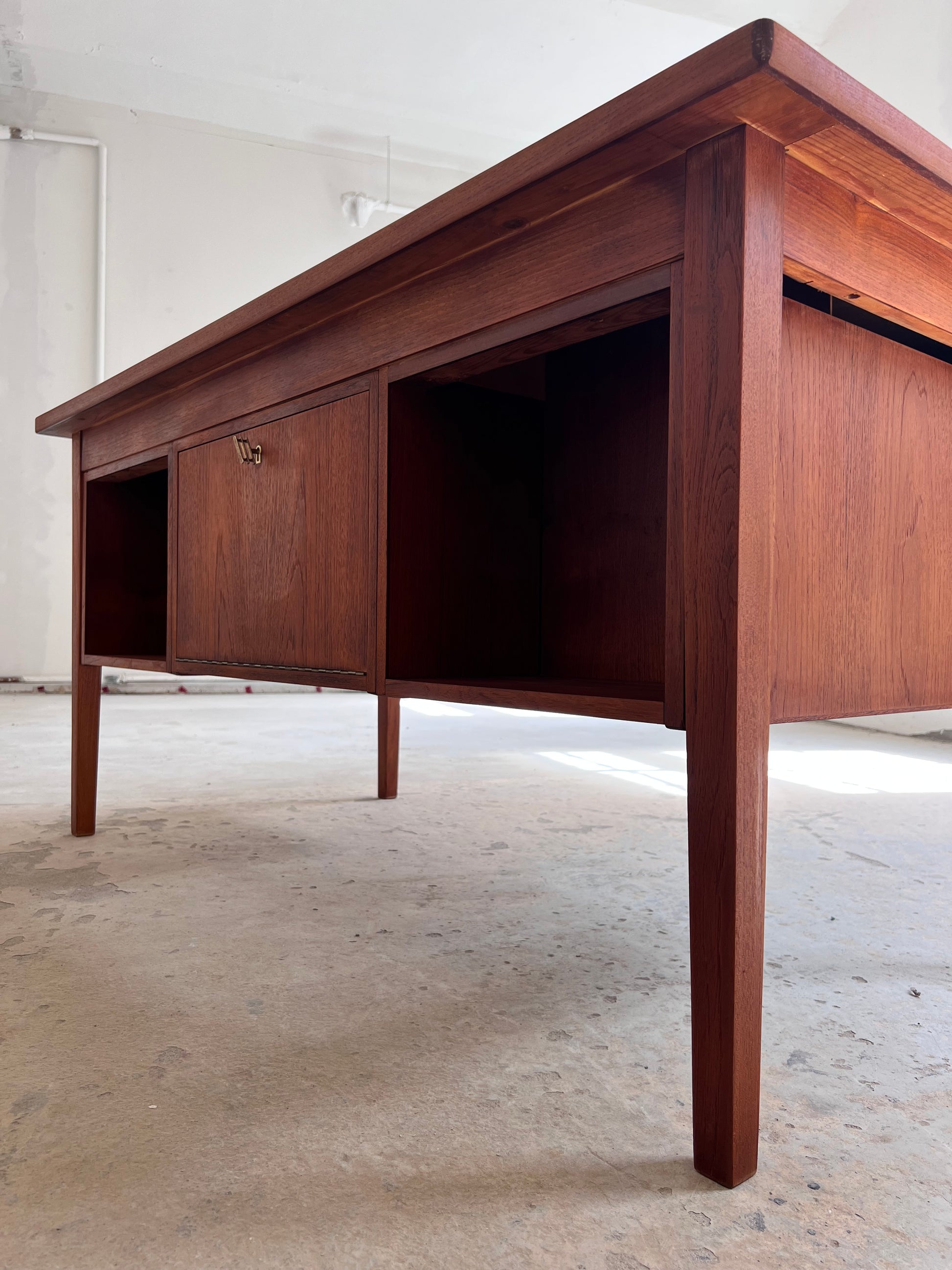 Freistehender Schreibtisch Teak aus Dänemark Sigh & Søns Møbler