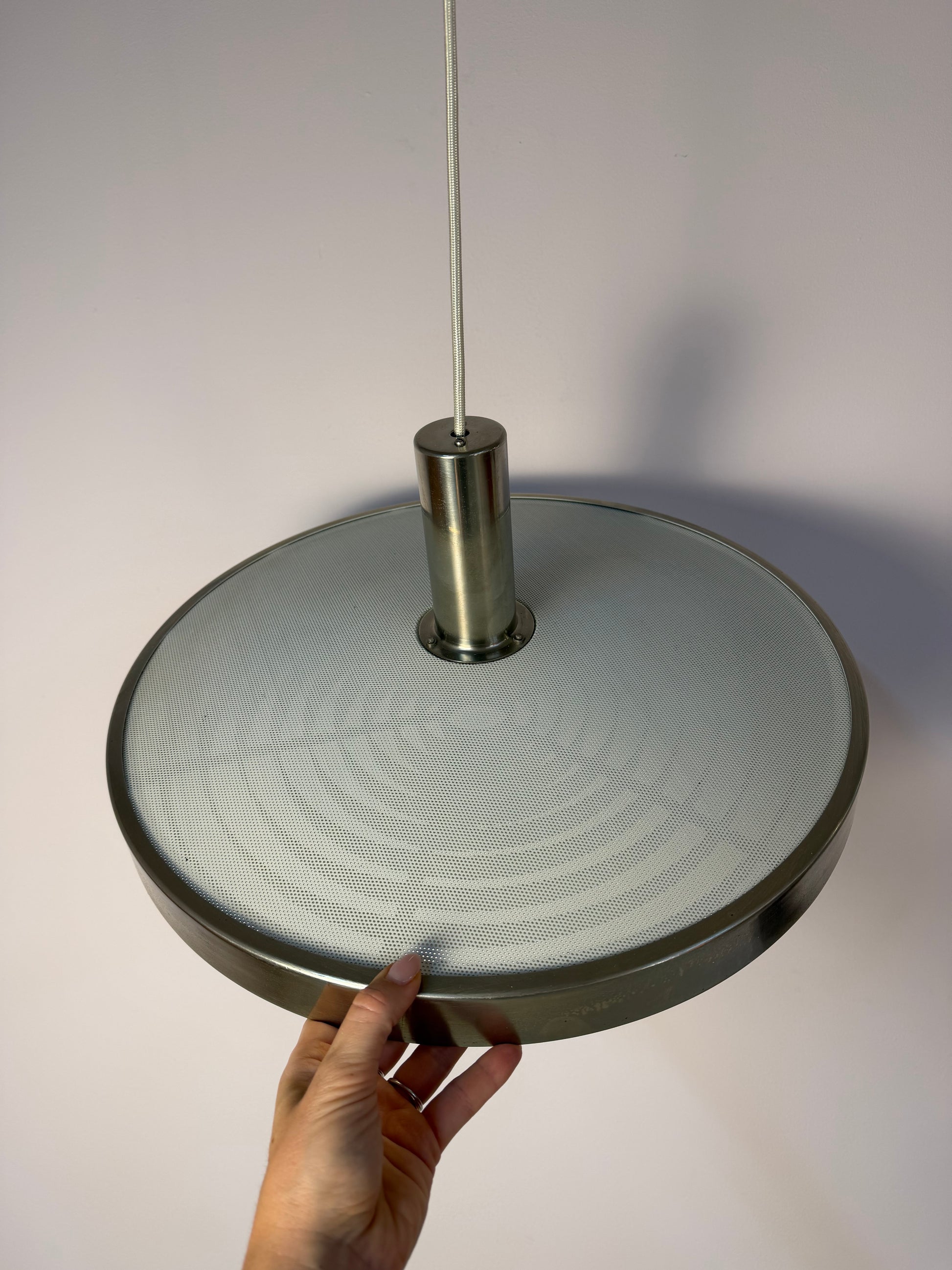 Hängelampe silber weiß mit Gitteroptik aus Dänemark