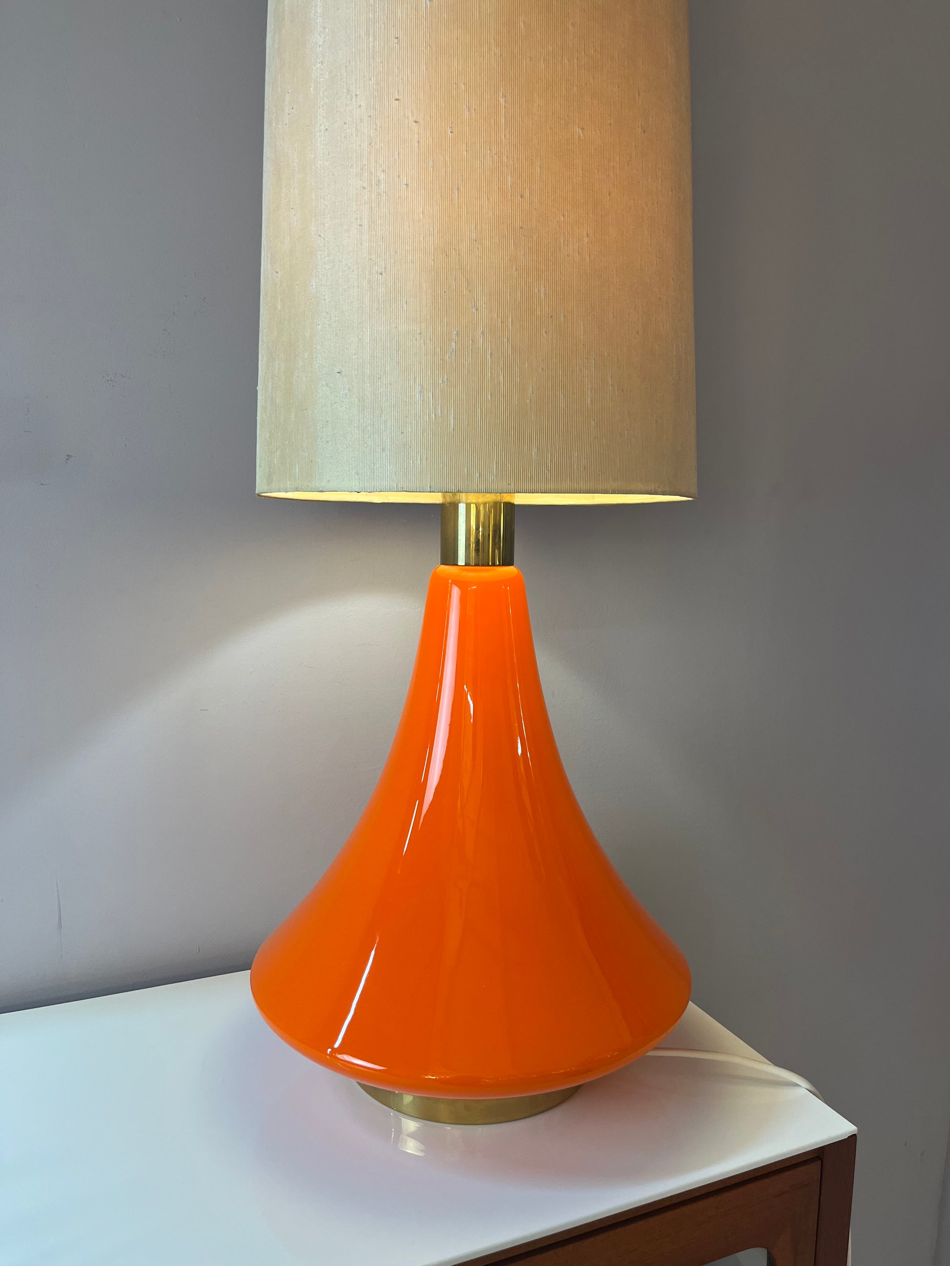 Bodenlampe orange Glas mit leuchtendem Fuß