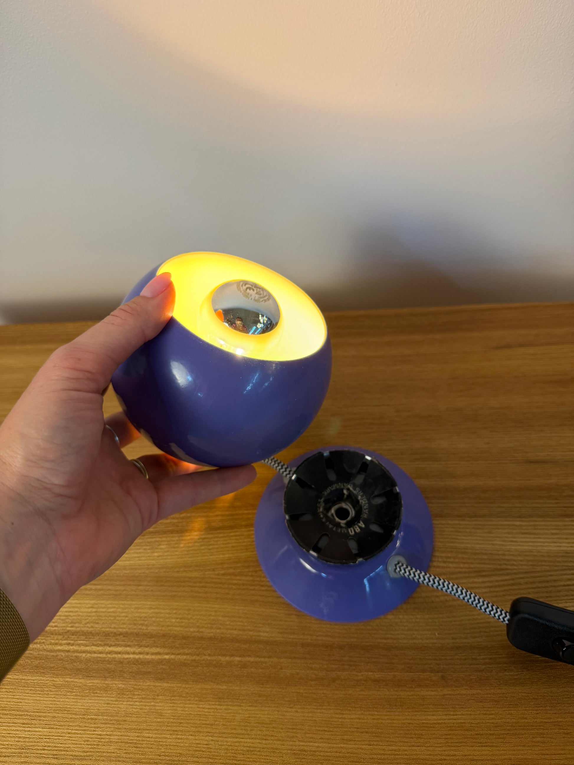 Kugellampe lila für Tisch oder Wand von Abo Randers