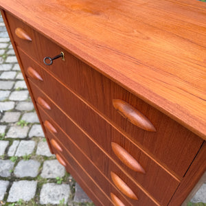 Kommode Teak mit Muschelgriffen & Schloss aus Dänemark