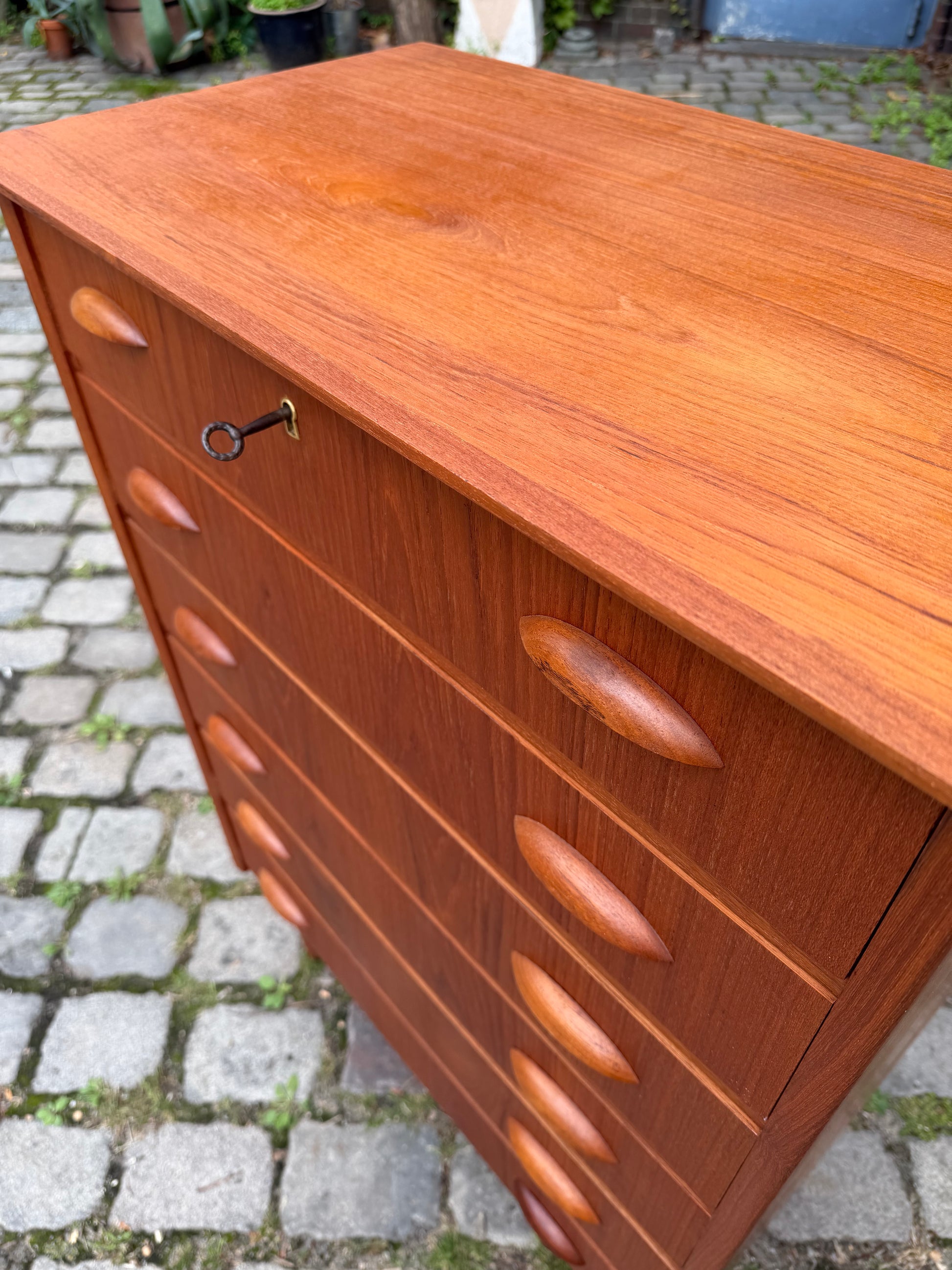 Kommode Teak mit Muschelgriffen & Schloss aus Dänemark