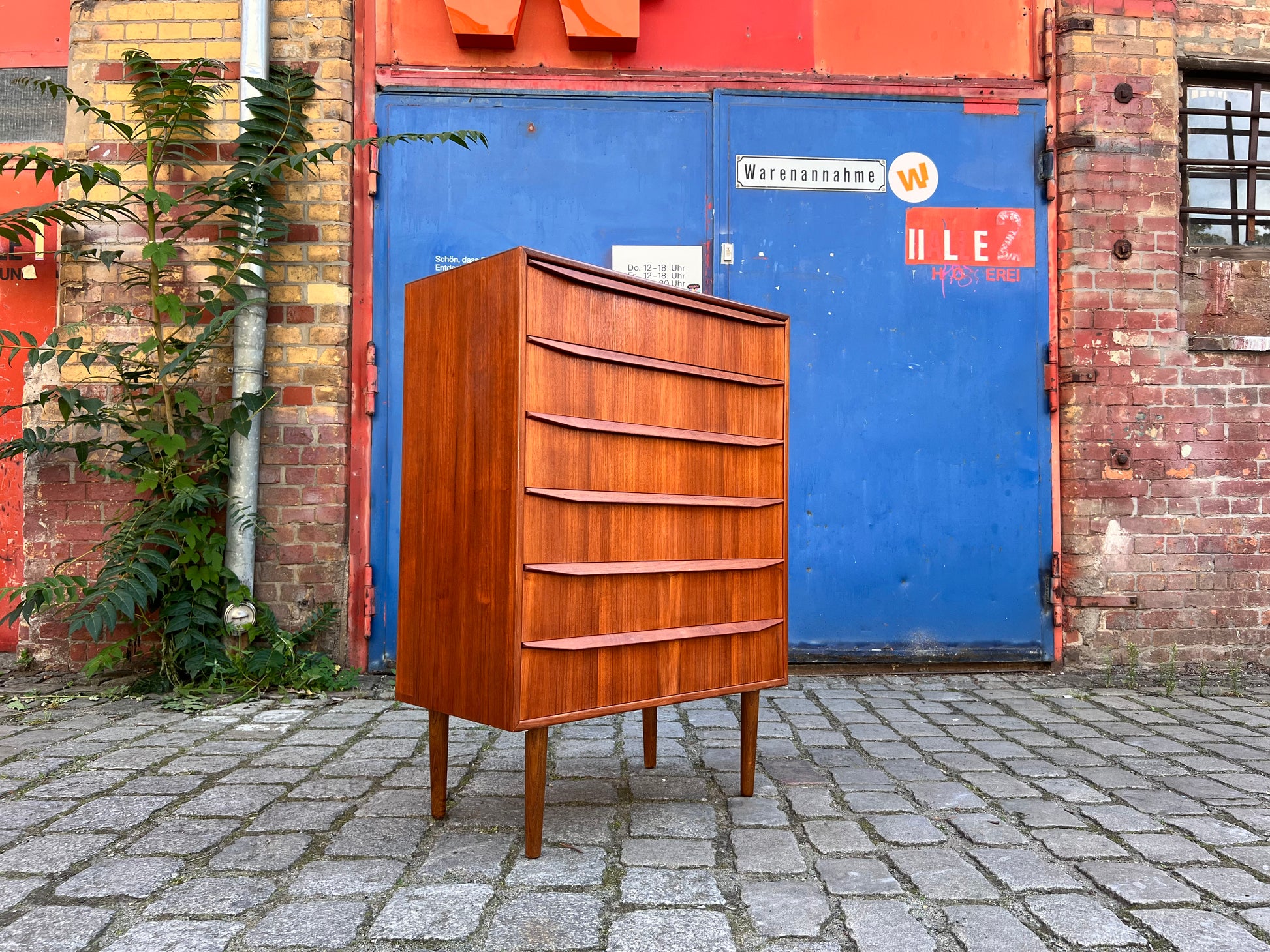 Kommode Teak mit durchgängigen Griffen