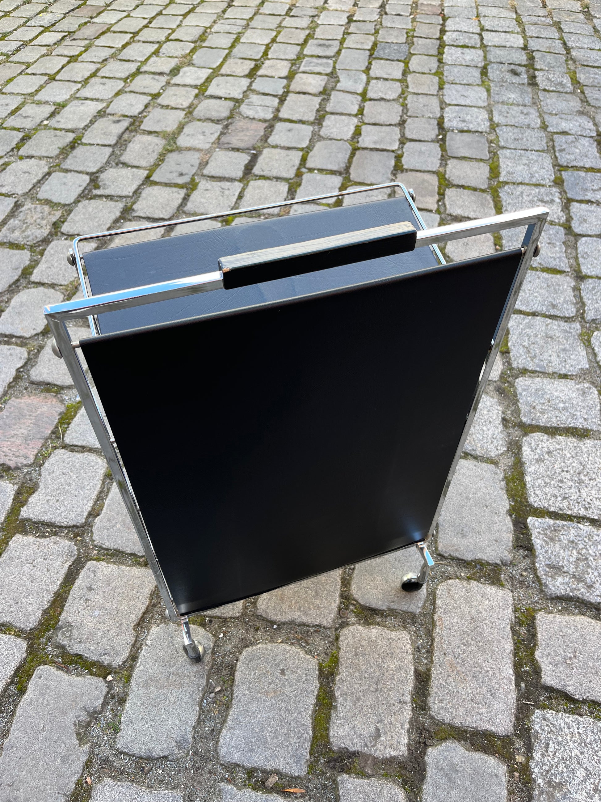 Zeitungsständer schwarz Chrom
