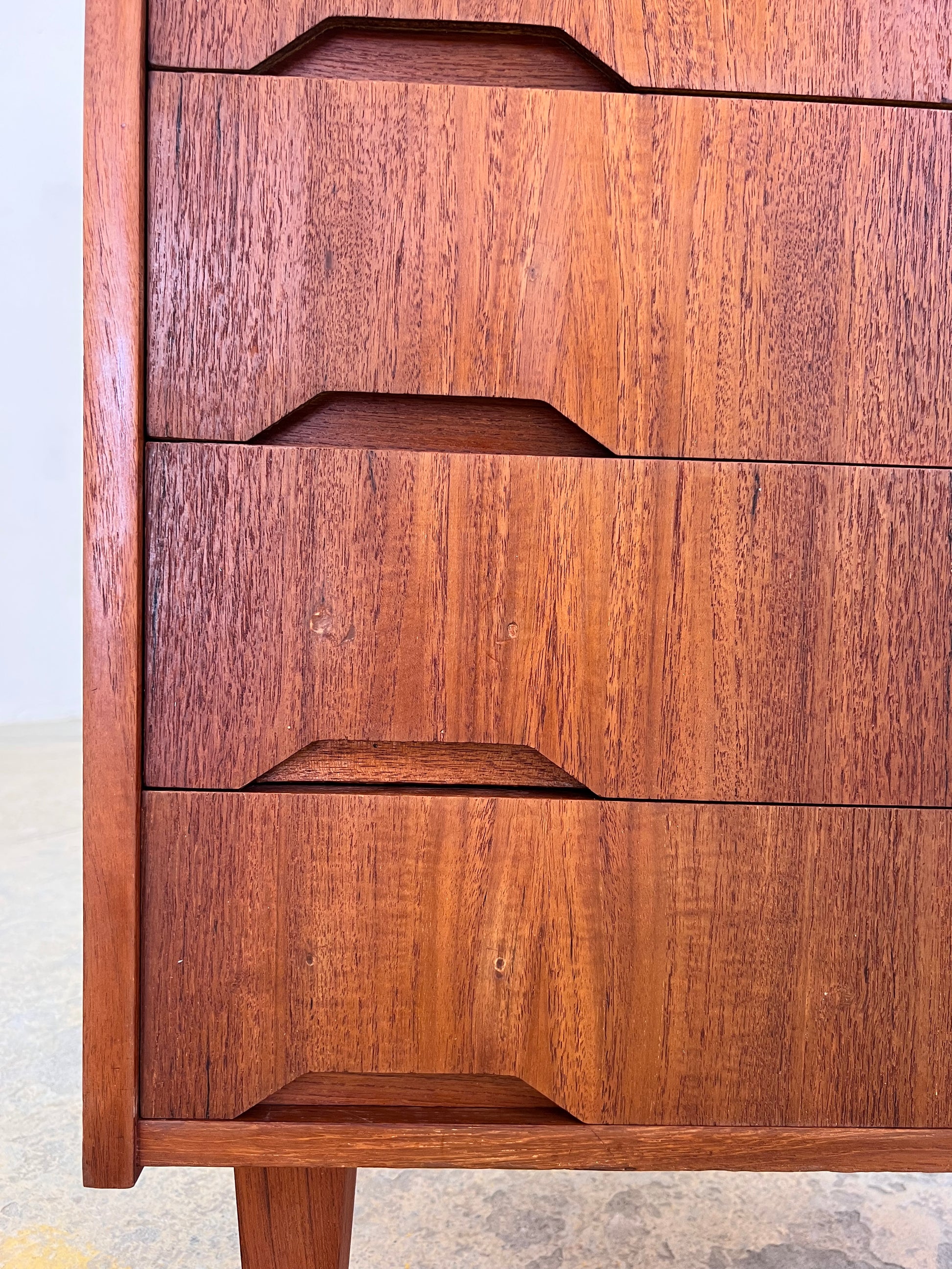 Kommode Teak mit eingelassenen Griffen aus Dänemark
