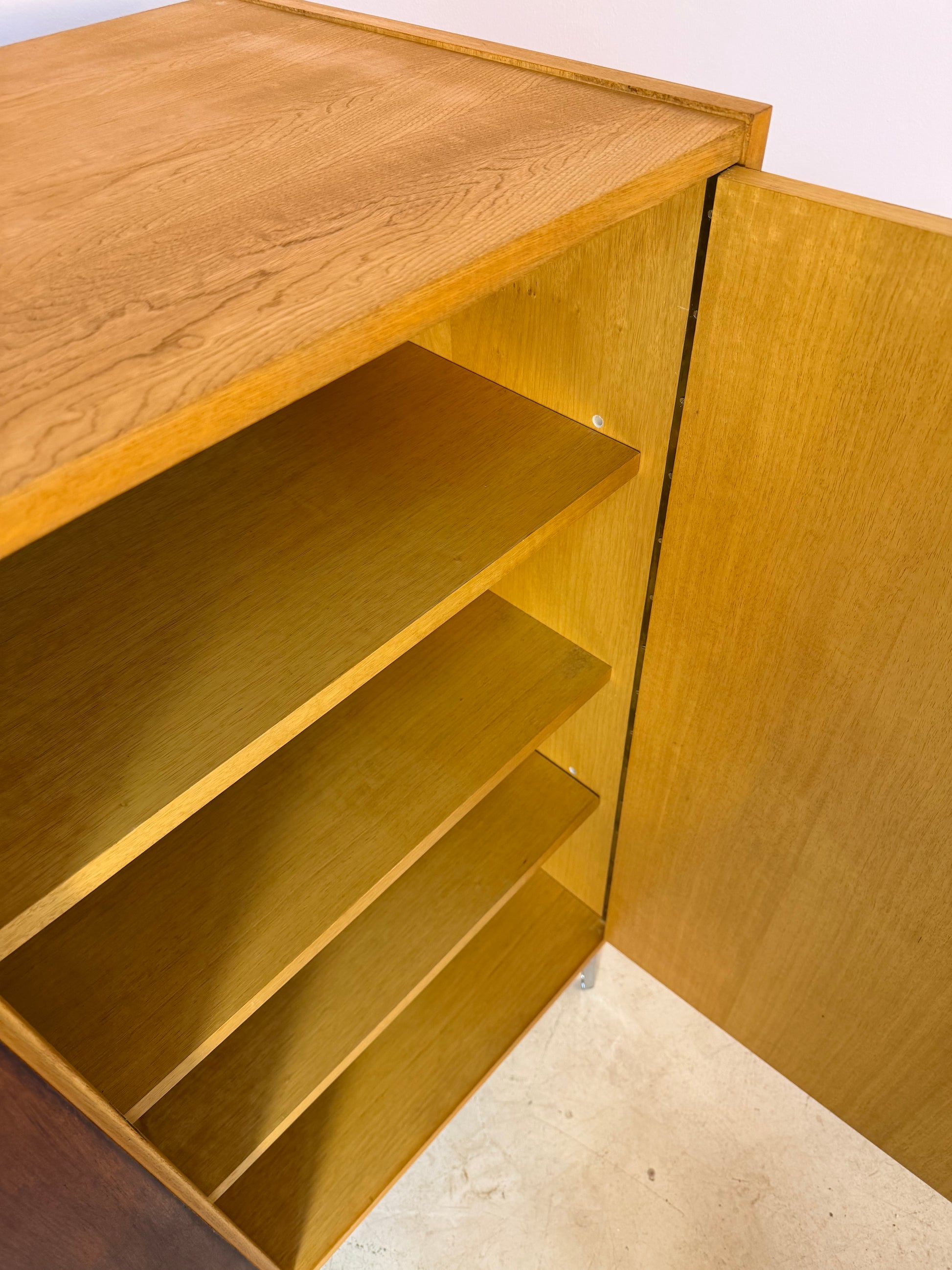 Schrank Typ 430 mit dunkler Front & neuen Chromfüßen von Joachim Nebelung für Hellerau