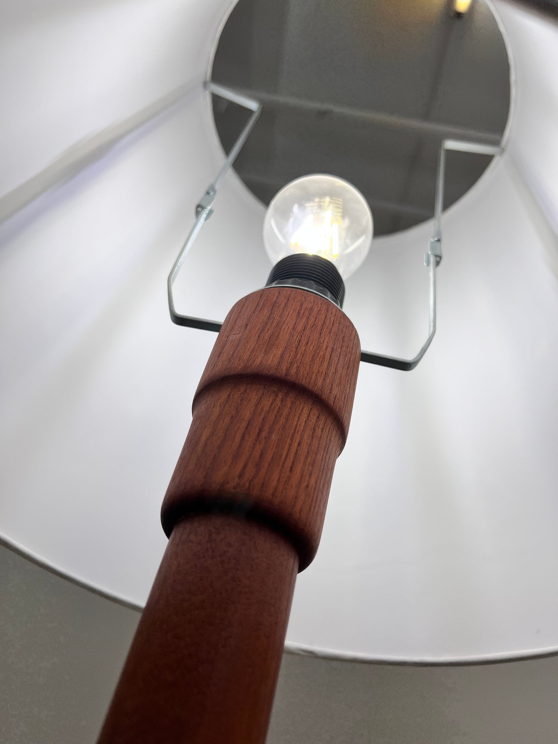Stehlampe Teak mit verziertem Stoffschirm aus Dänemark