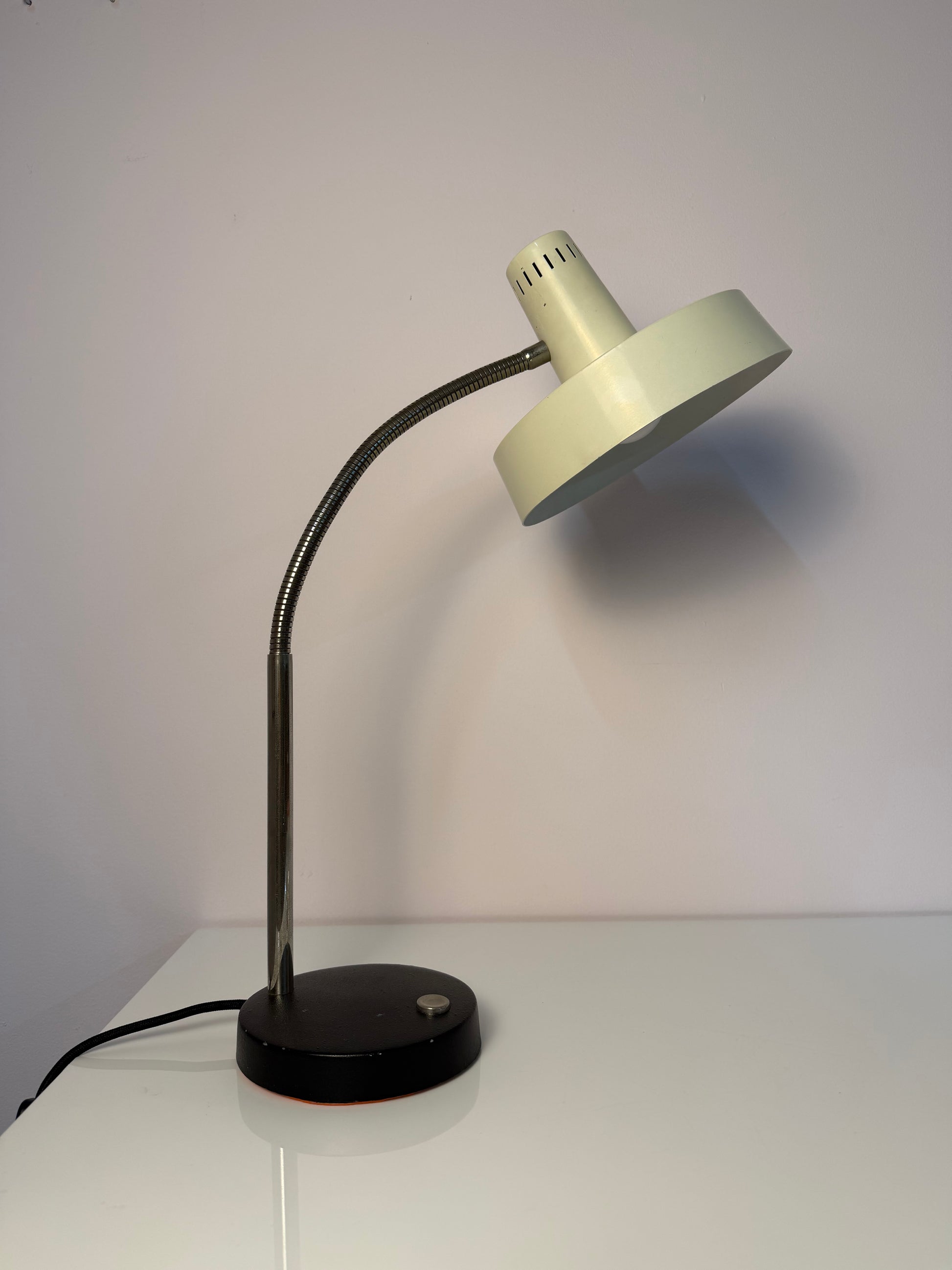 Schreibtischlampe altweiß mit beweglichem Arm