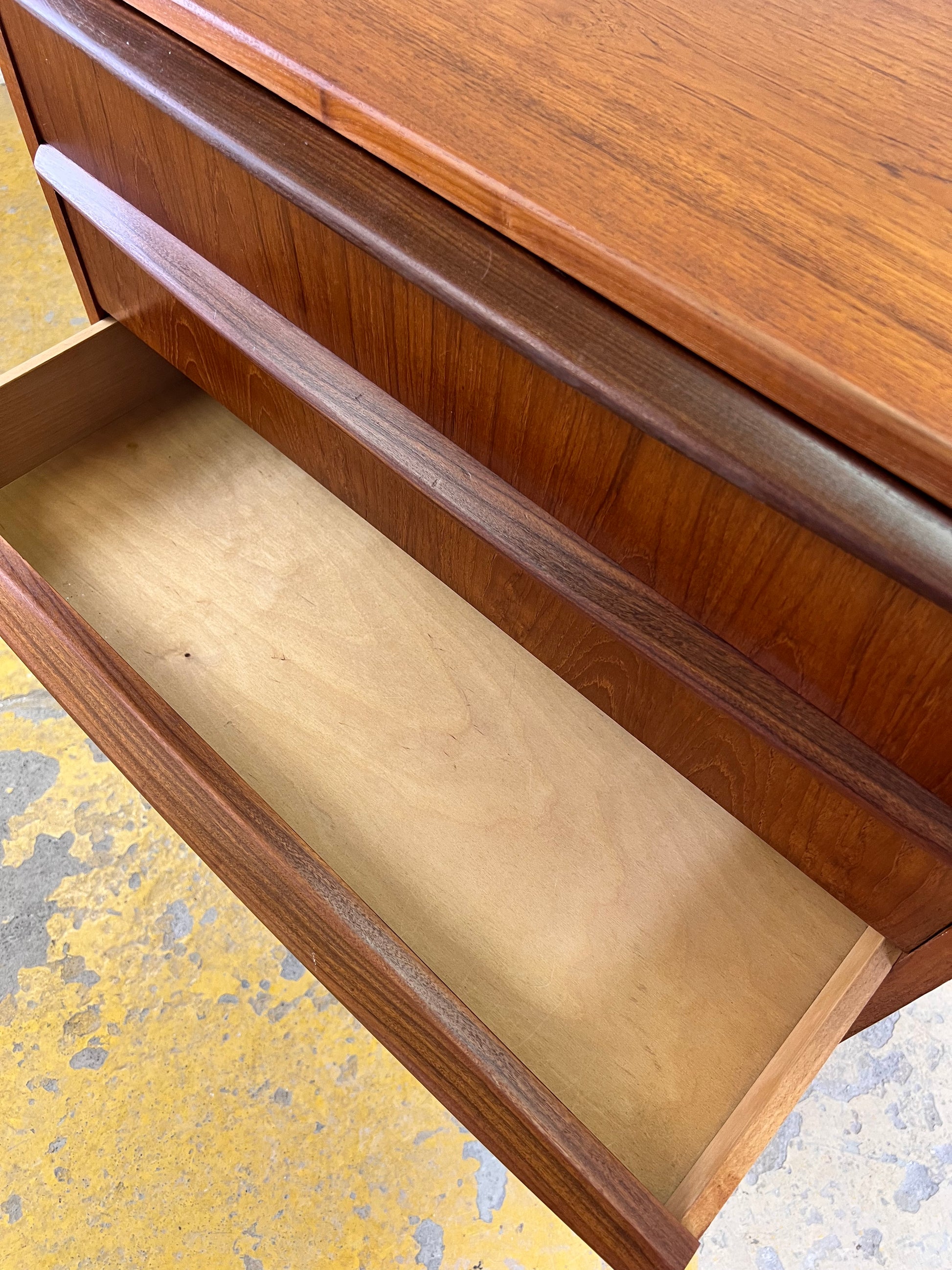 Kommode Teak mit geraden Griffen aus Dänemark