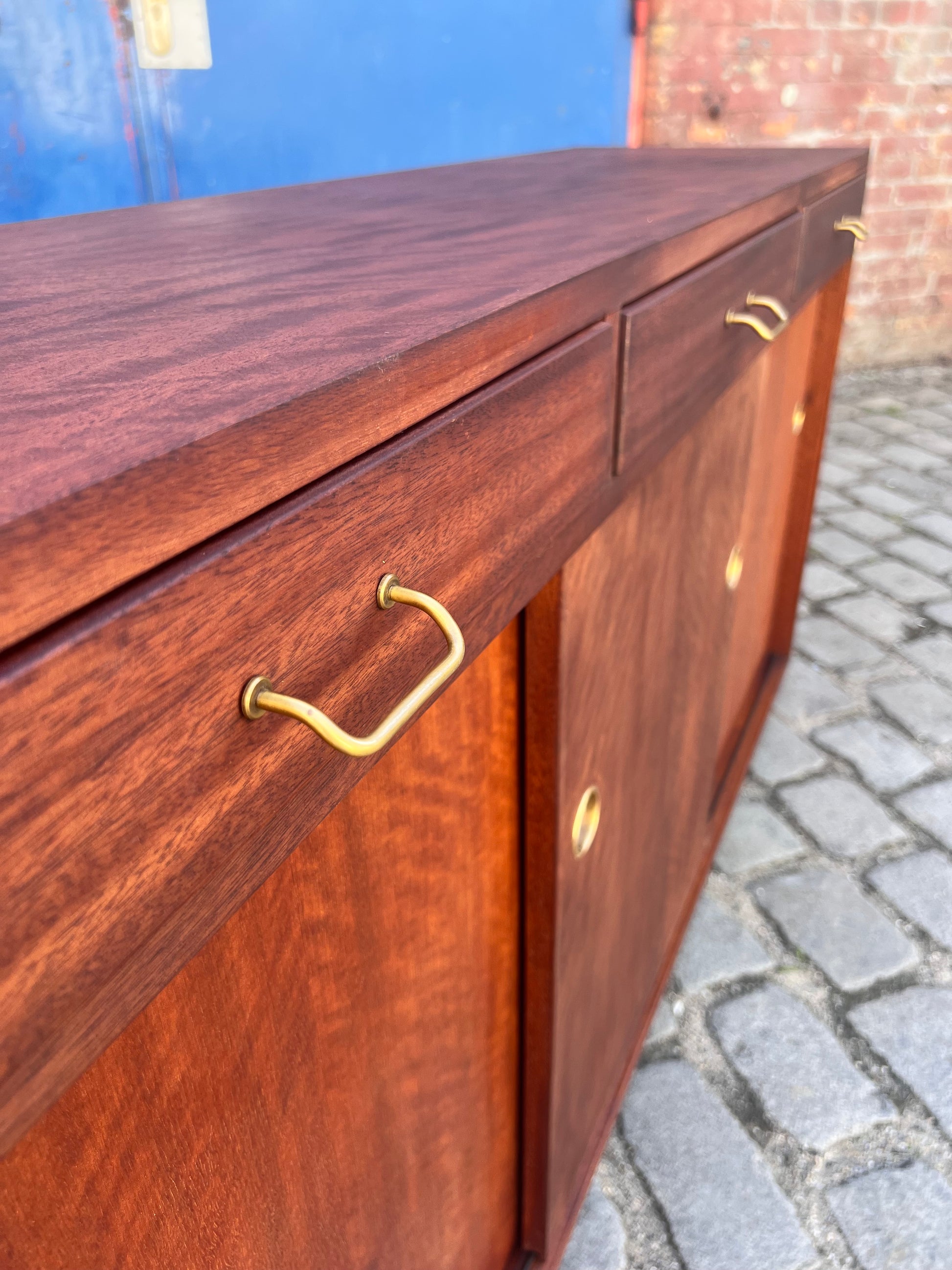 Schuhschrank Teak mit Messinggriffen aus Dänemark