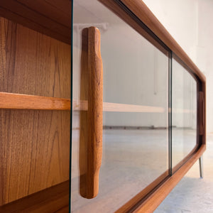 Sideboard Vitrine Teak mit Chromfüßen von Dyrlund