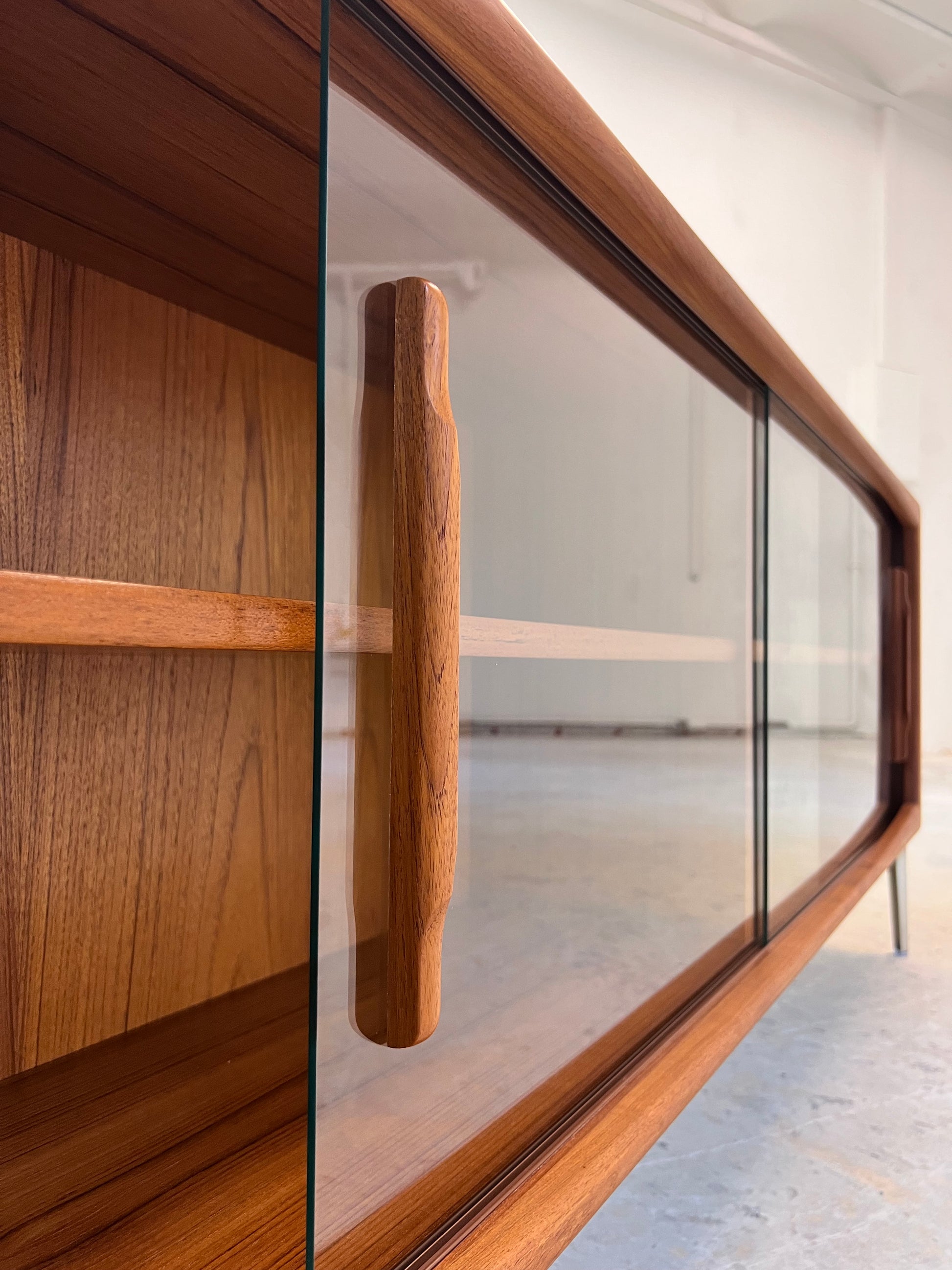 Sideboard Vitrine Teak mit Chromfüßen von Dyrlund