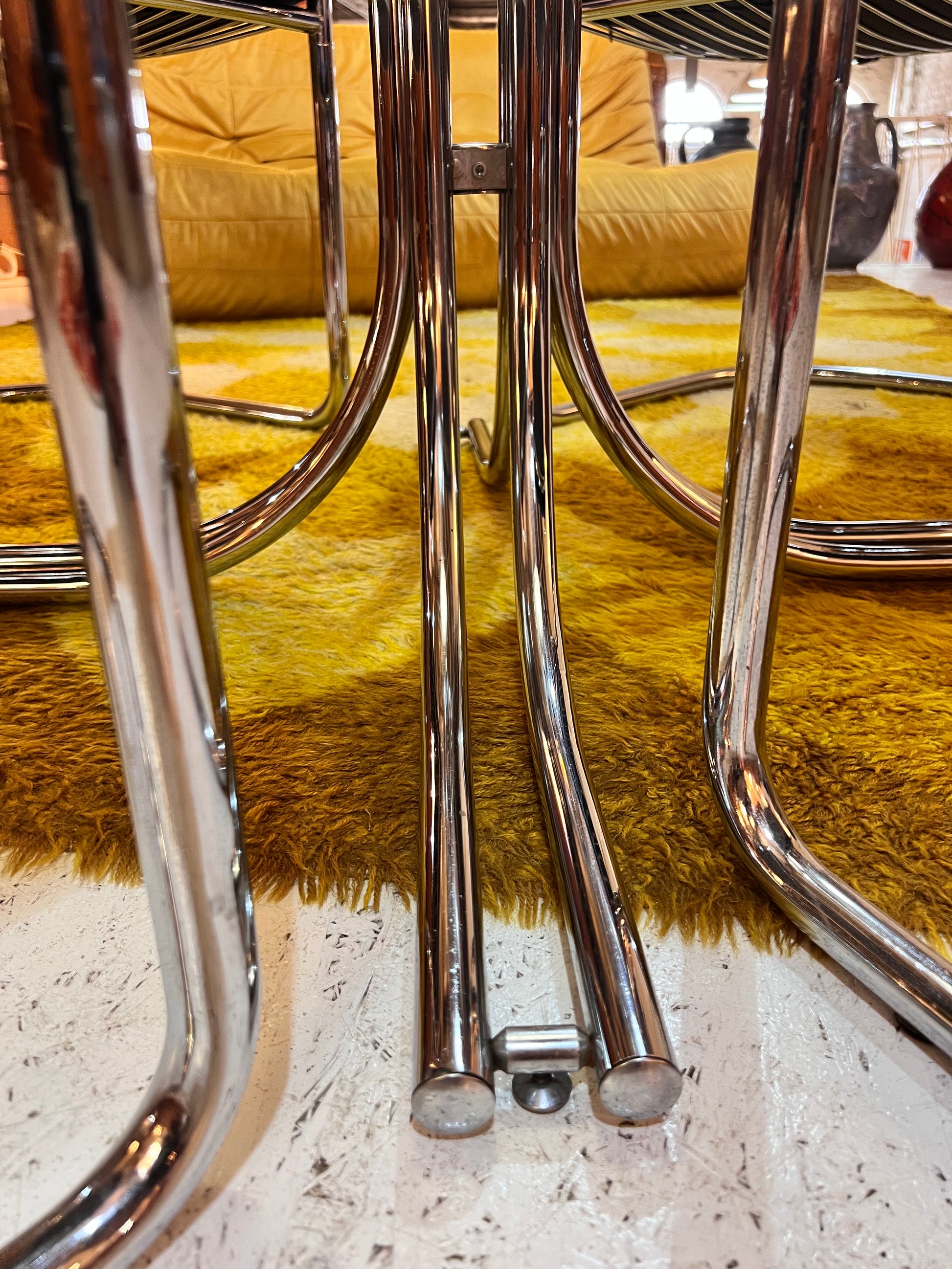 Set: 4x Freischwinger Chrom blau und runder Glastisch von Gastone Rinaldi für Alma