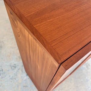 Vitrinenschrank Teak mit neuen Chromfüßen von H.W.Klein für Bramin