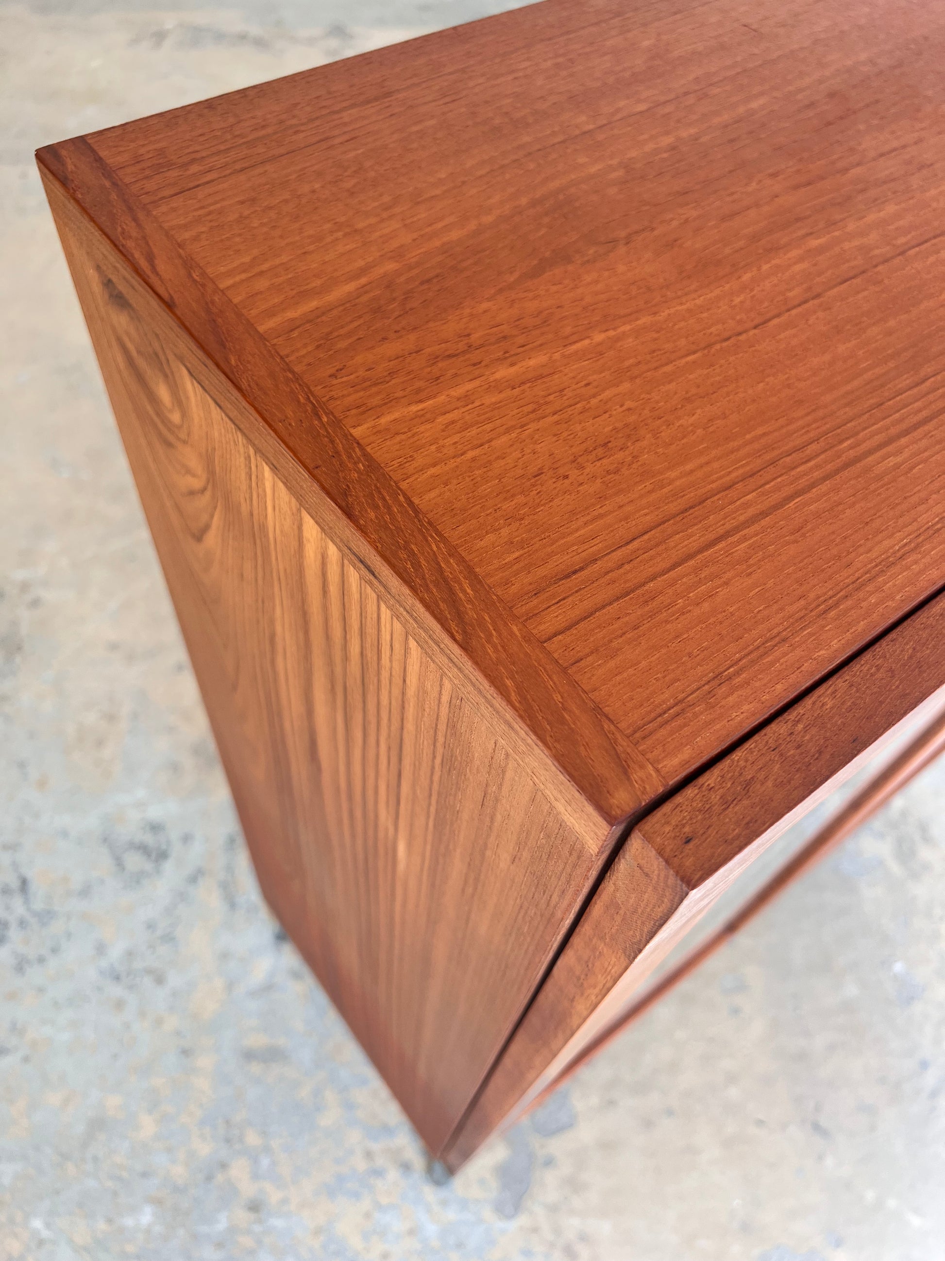 Vitrinenschrank Teak mit neuen Chromfüßen von H.W.Klein für Bramin