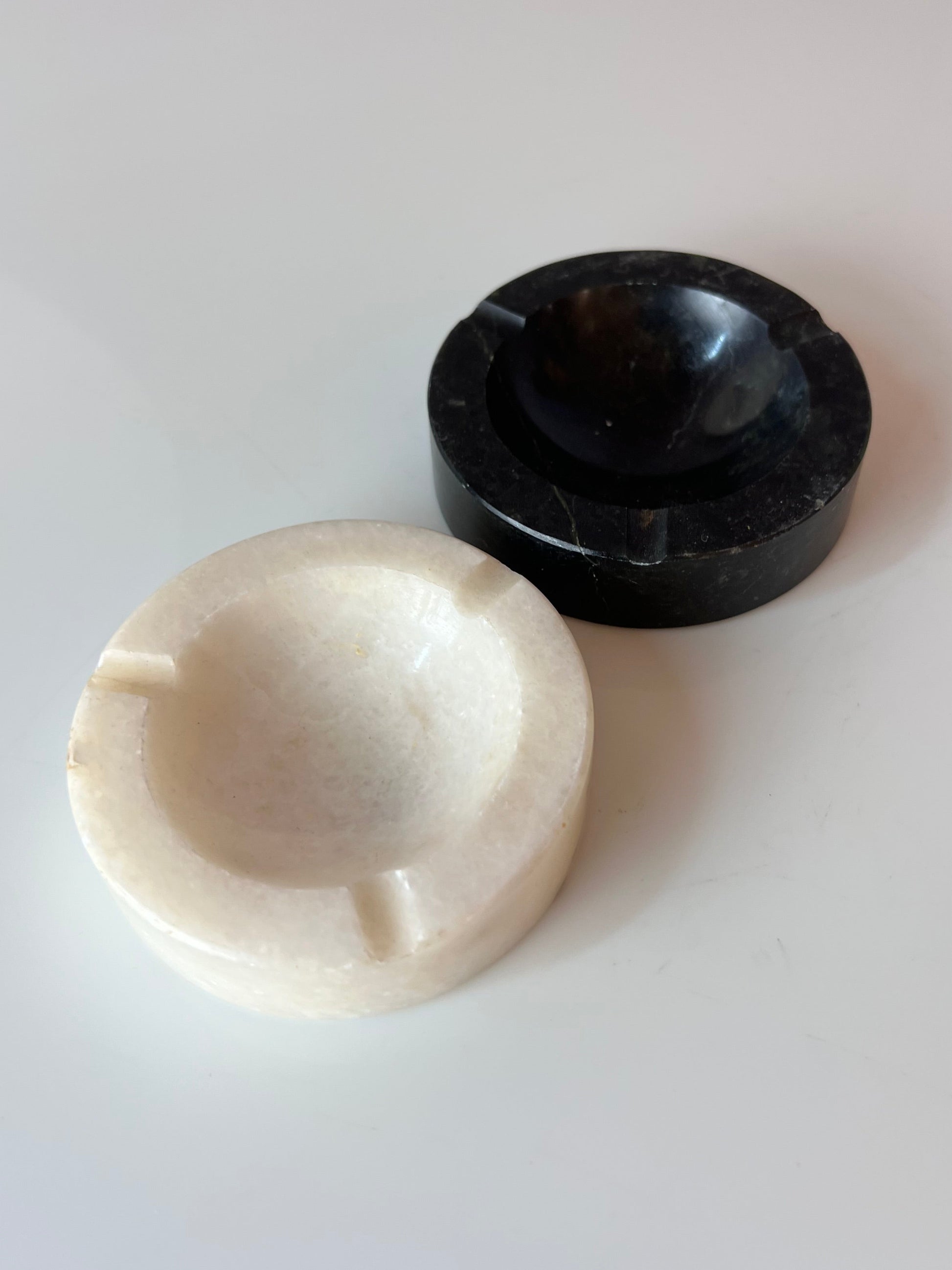 Set: 2 Aschenbecher schwarz weiß Onyx