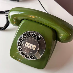 Telefon grün mit Wählscheibe und Kabel