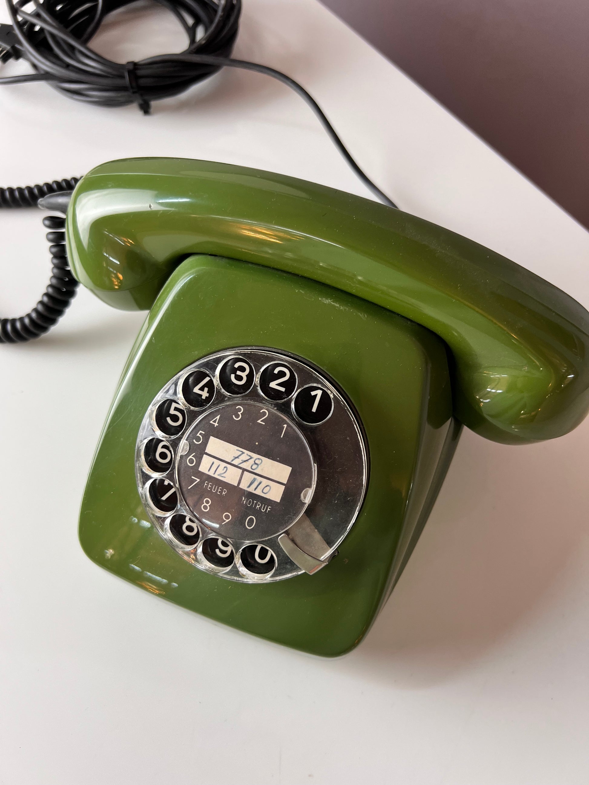 Telefon grün mit Wählscheibe und Kabel