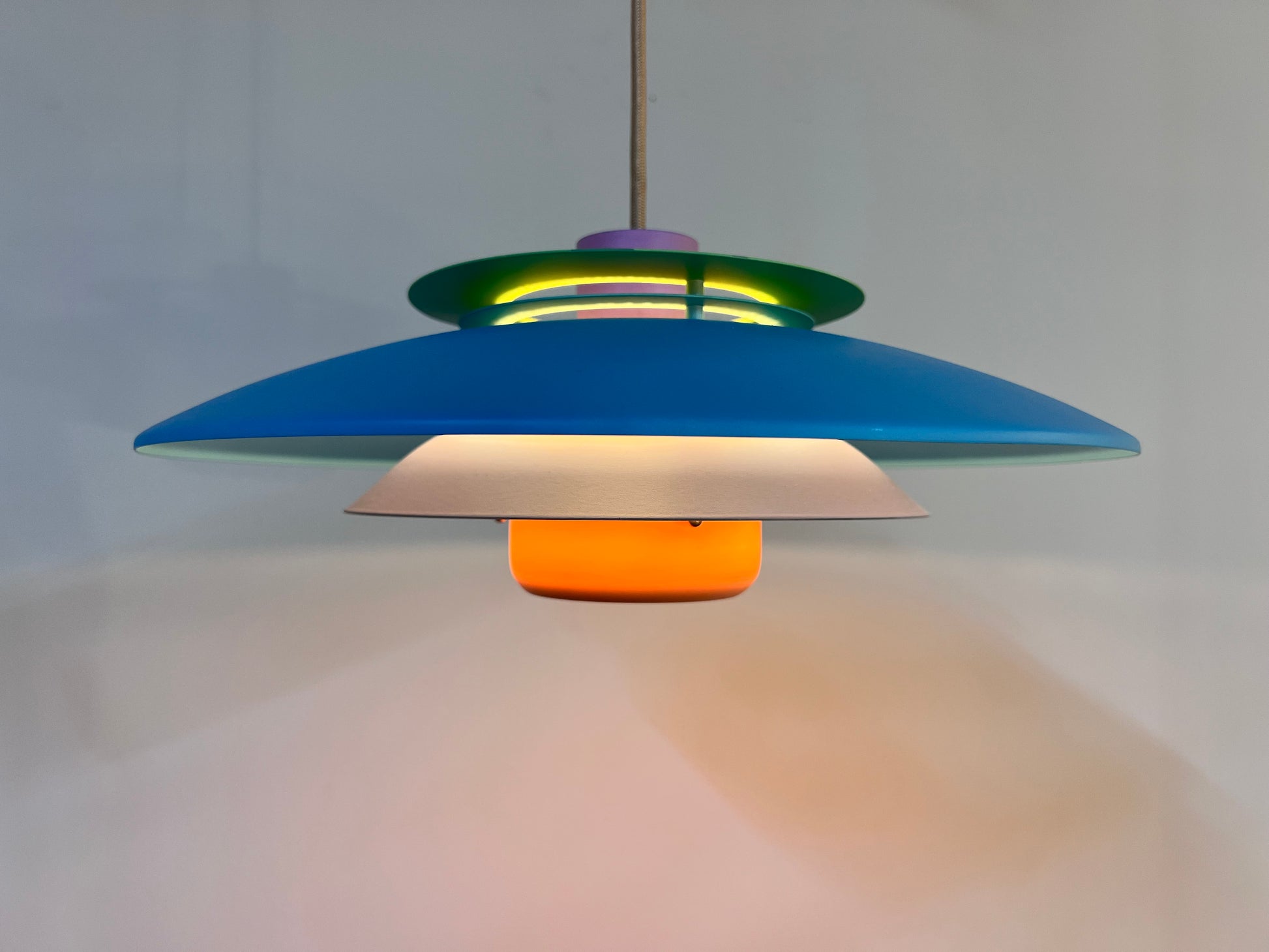 Lamellenlampe neu lackiert, Dänemark