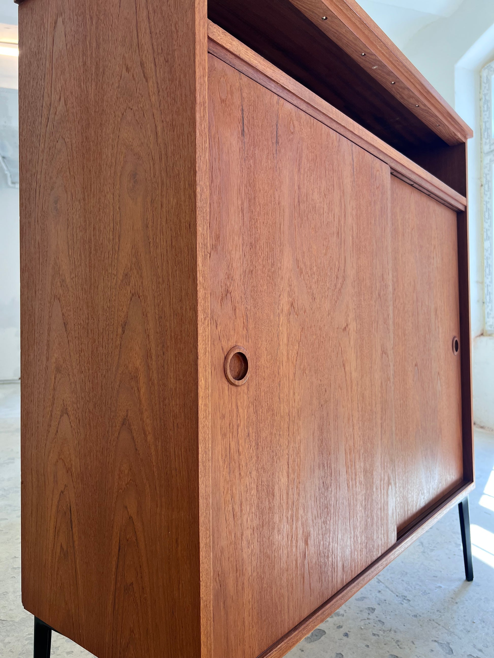 Schrank Teak mit Schiebetüren aus Dänemark