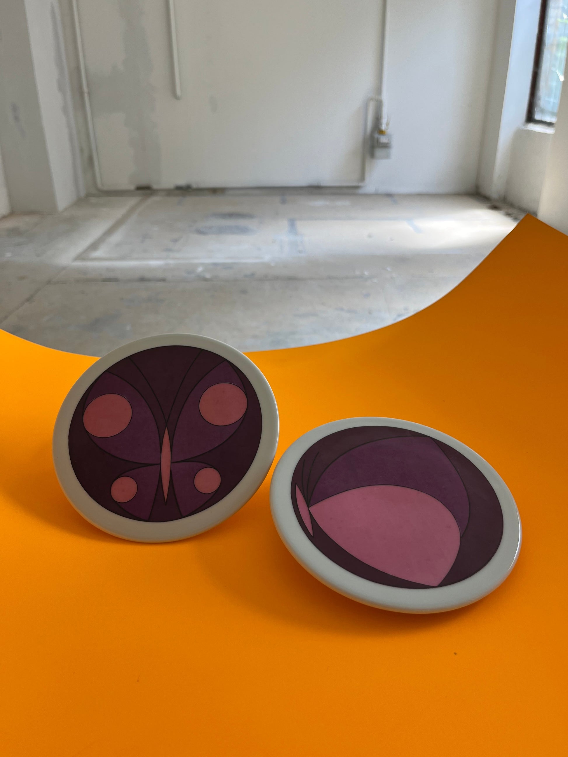 Set: 2x Sammelteller / Wandteller Schmetterlinge violett von Ib Antoni für Bing & Grøndahl