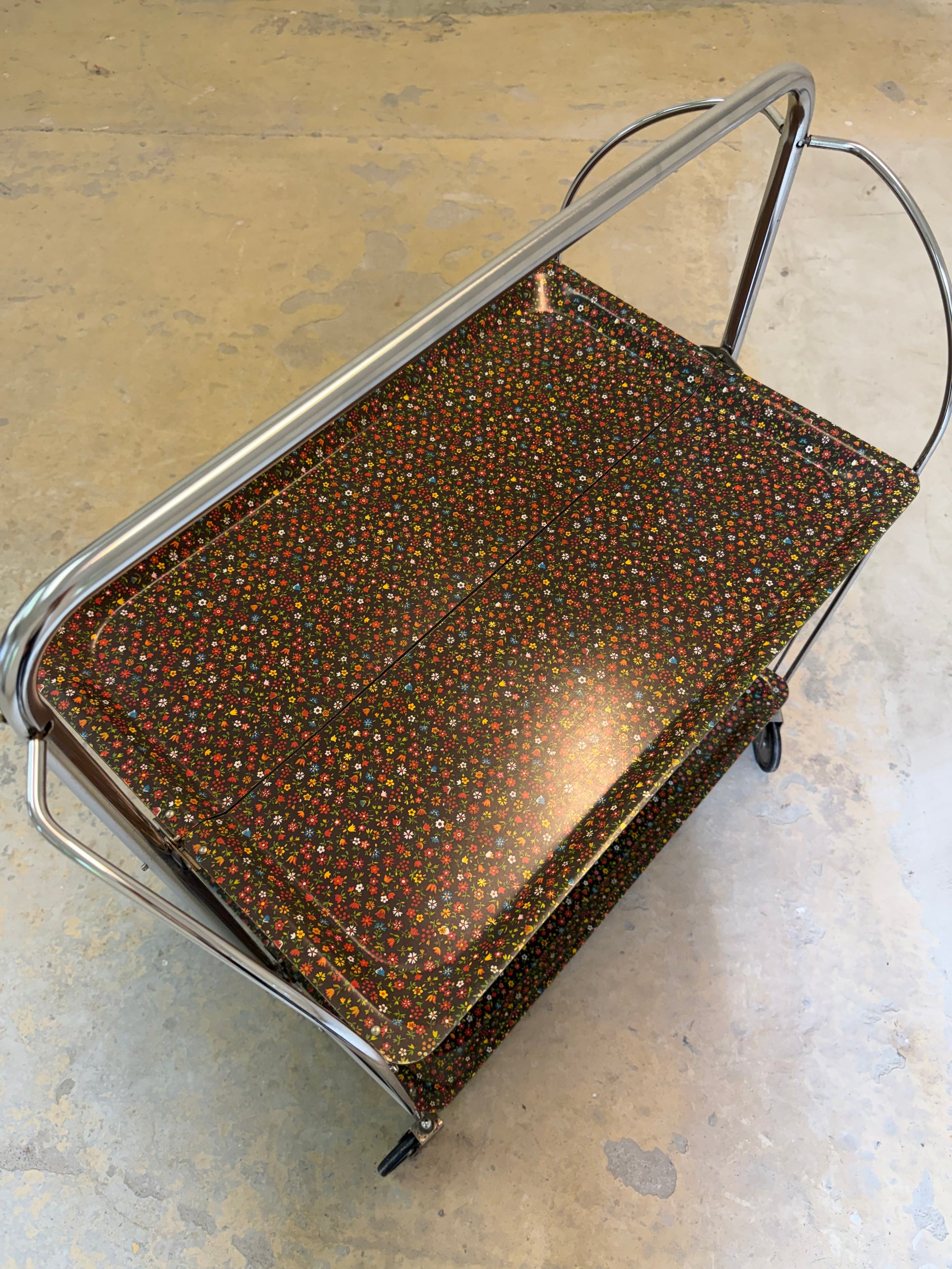 Dinette Servierwagen mit Blümchen und Chrom