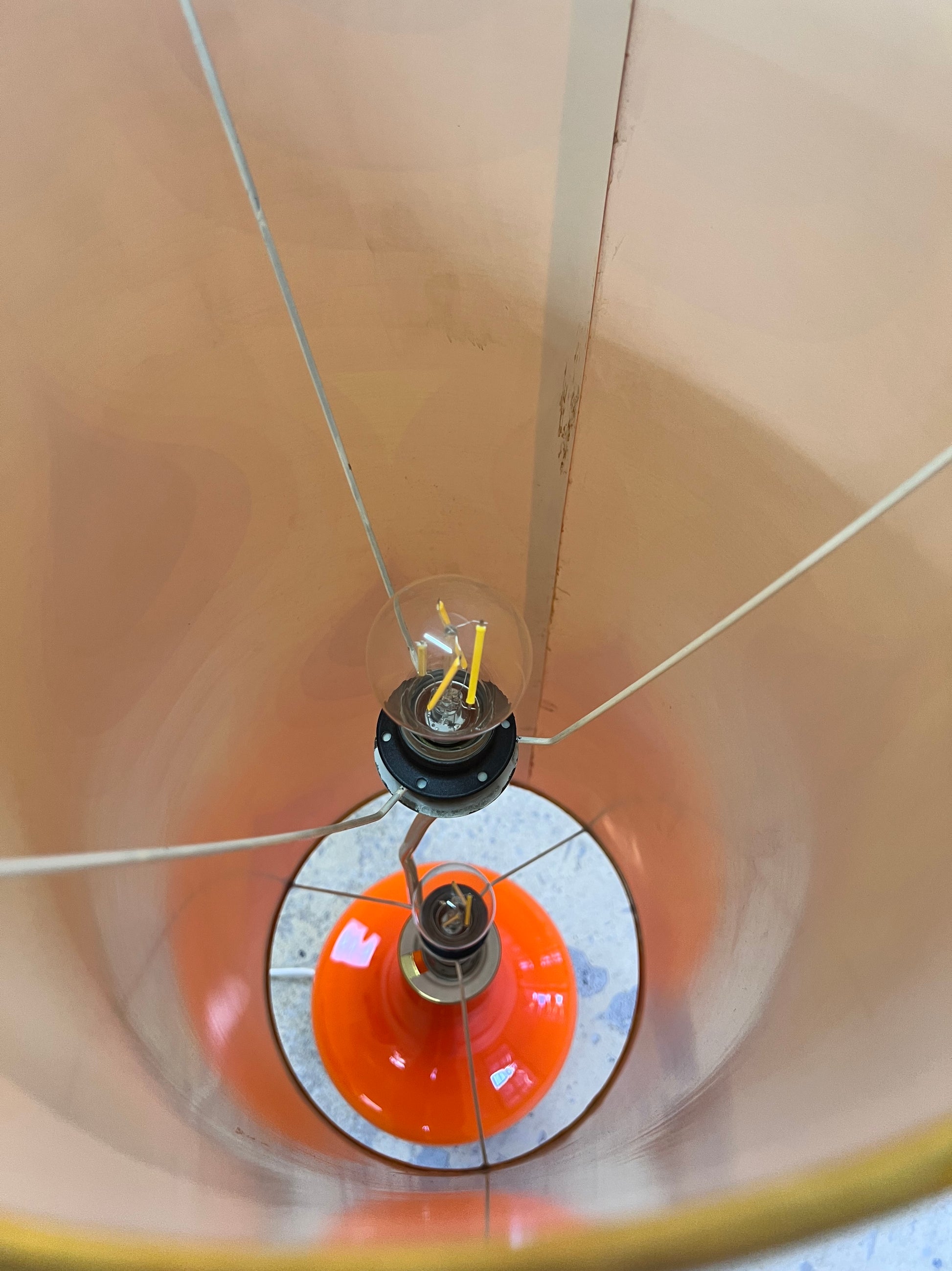 Stehlampe orange mit leuchtendem Glasfuß und 70er Schirm von Pako