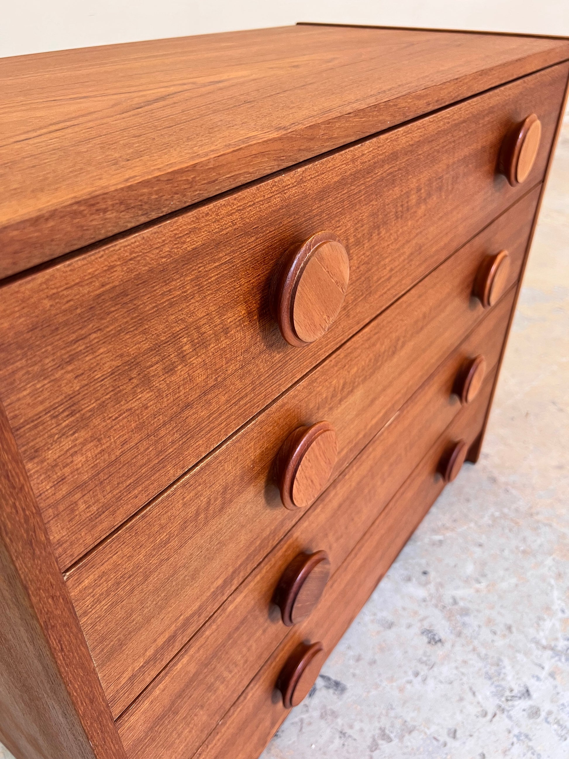 Kommode Teak mit runden Griffen aus Dänemark