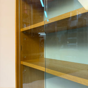 Vitrine Esche mit hellblauer Rückwand & neuen Chromfüßen von Hellerau