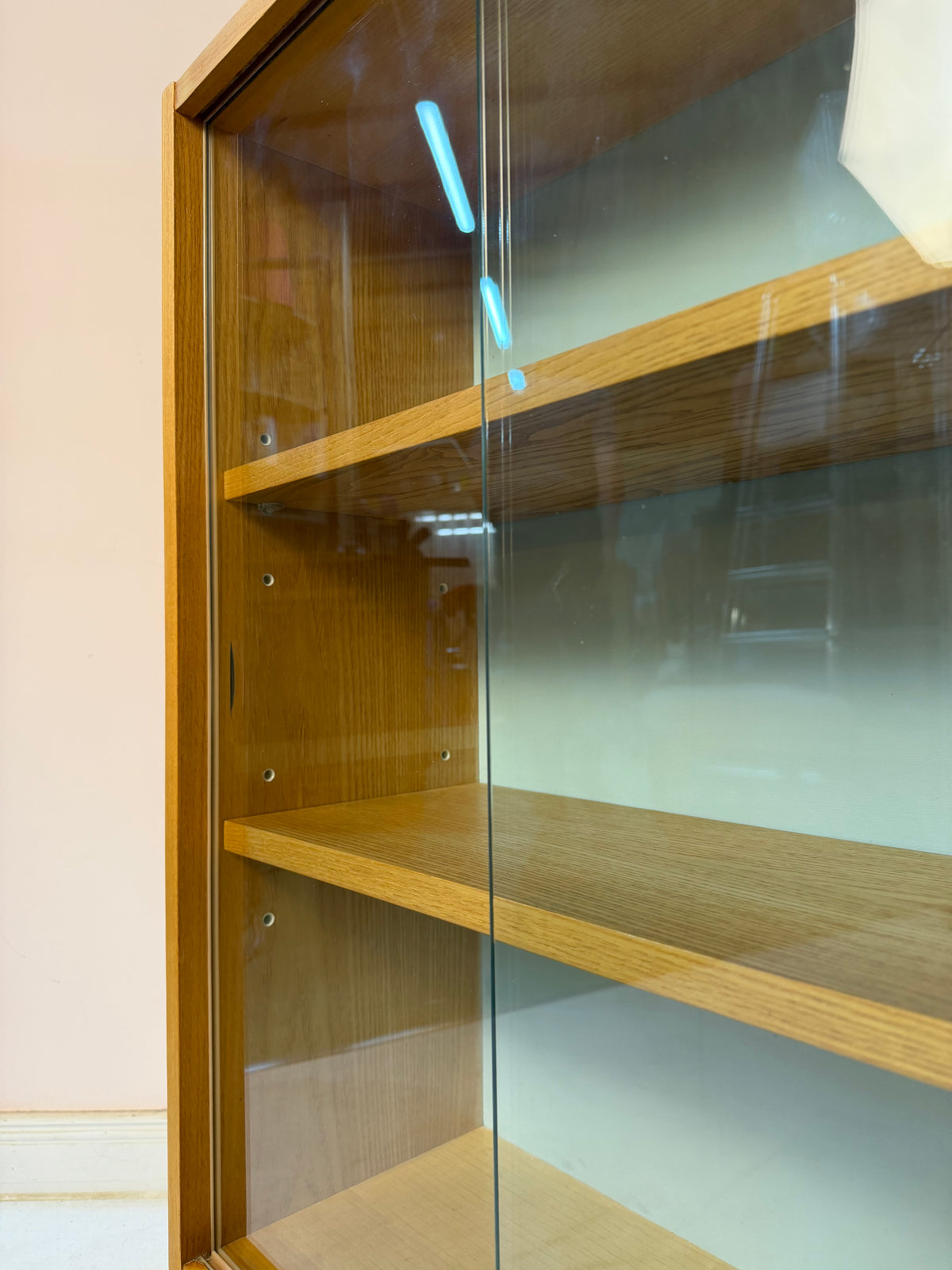 Vitrine Esche mit hellblauer Rückwand & neuen Chromfüßen von Hellerau