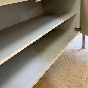 Sideboard weiß mit kreisförmigem Reliefmuster aus Belgien