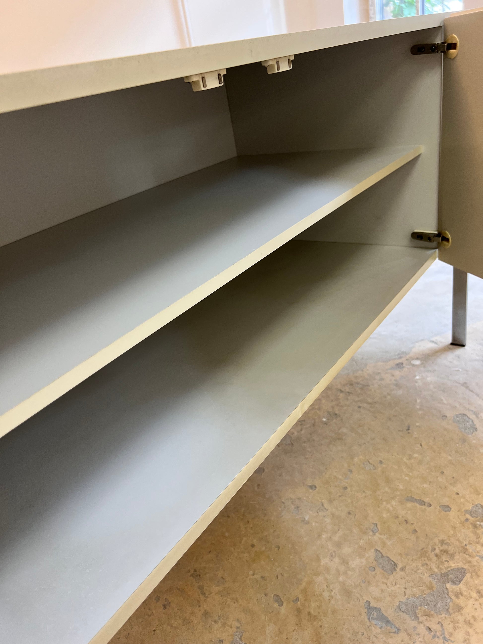 Sideboard weiß mit kreisförmigem Reliefmuster aus Belgien