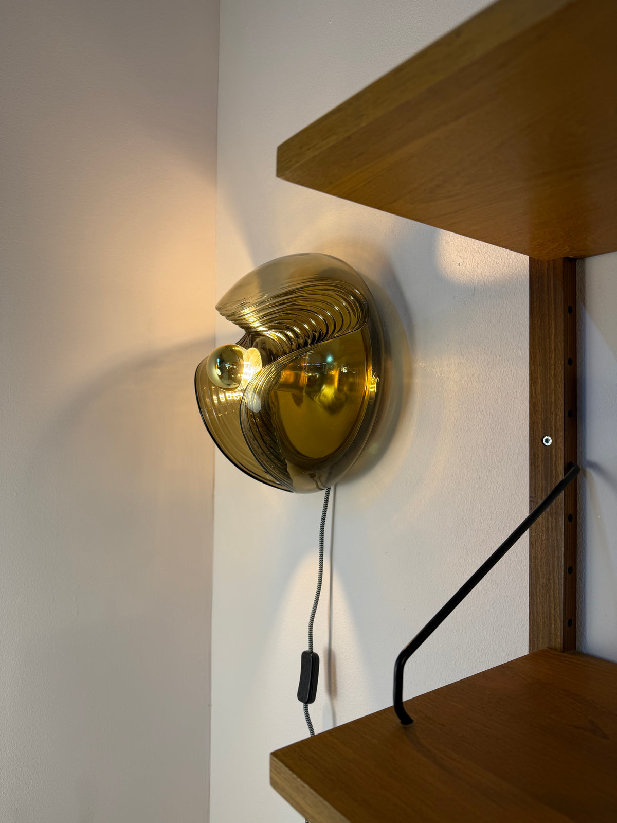 Große Wandlampe Futura Rauchglas Messing von Koch & Lowy für Peill & Putzler