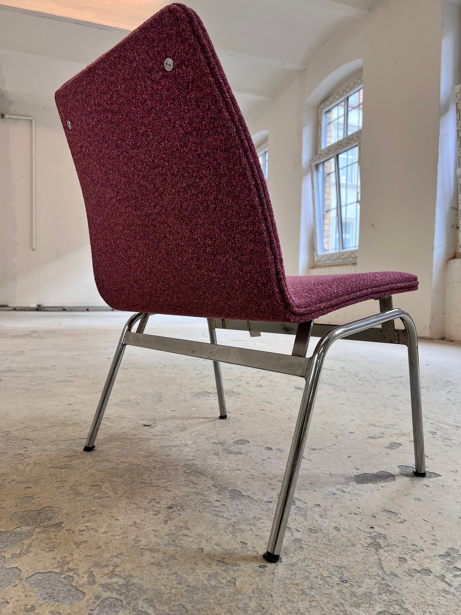 Sessel Lufthavnsstol brombeer-pink Chrom von Anden Arkitekt für Duba Møbelindustri