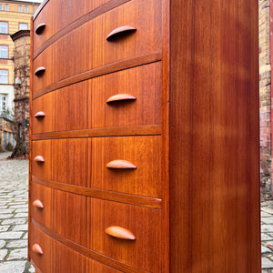 Halbrunde Kommode Teak mit Muschelgriffen aus Dänemark