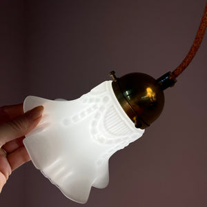 Blumenlampe Milchglas Messing aus Dänemark