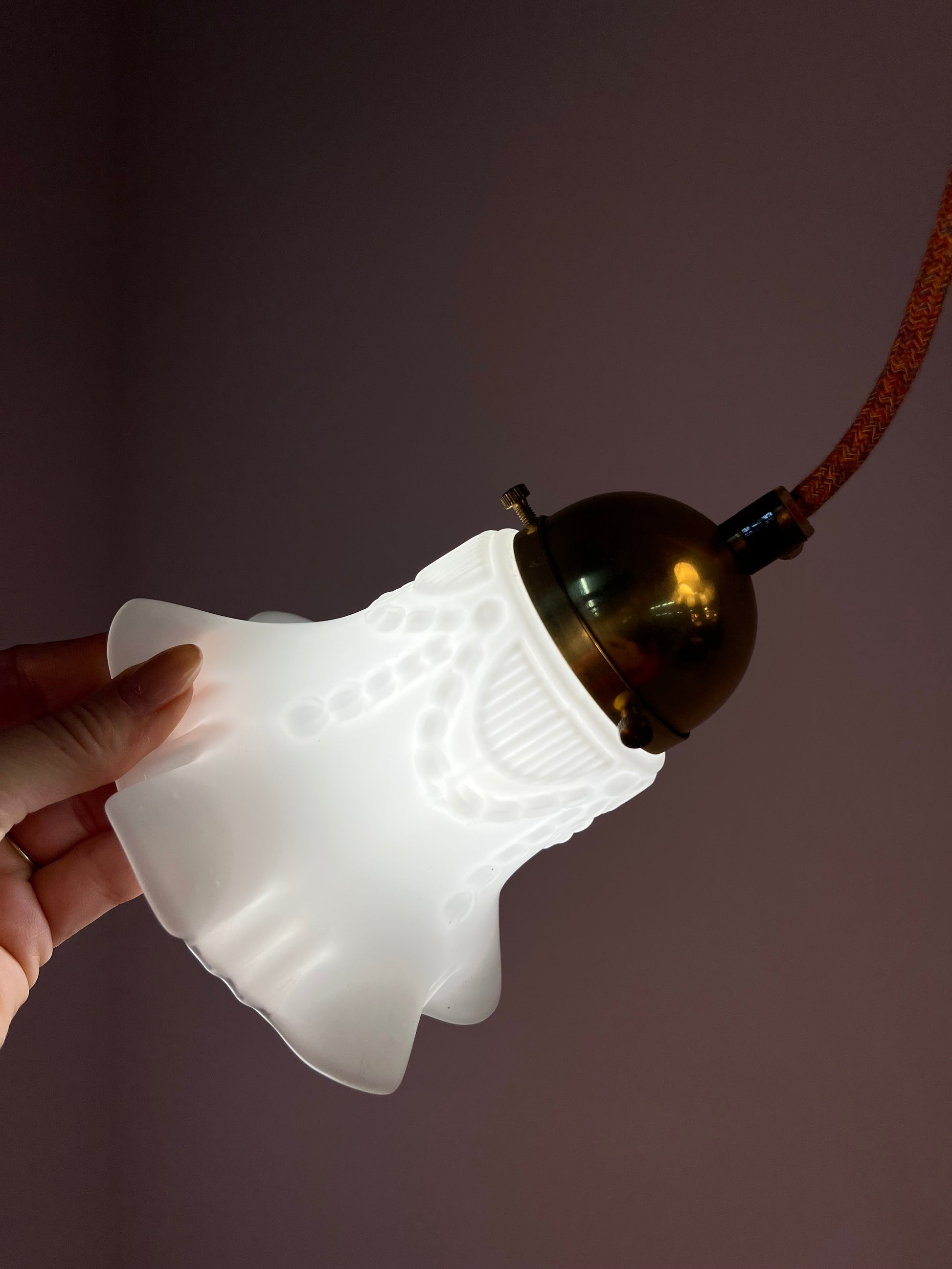 Blumenlampe Milchglas Messing aus Dänemark