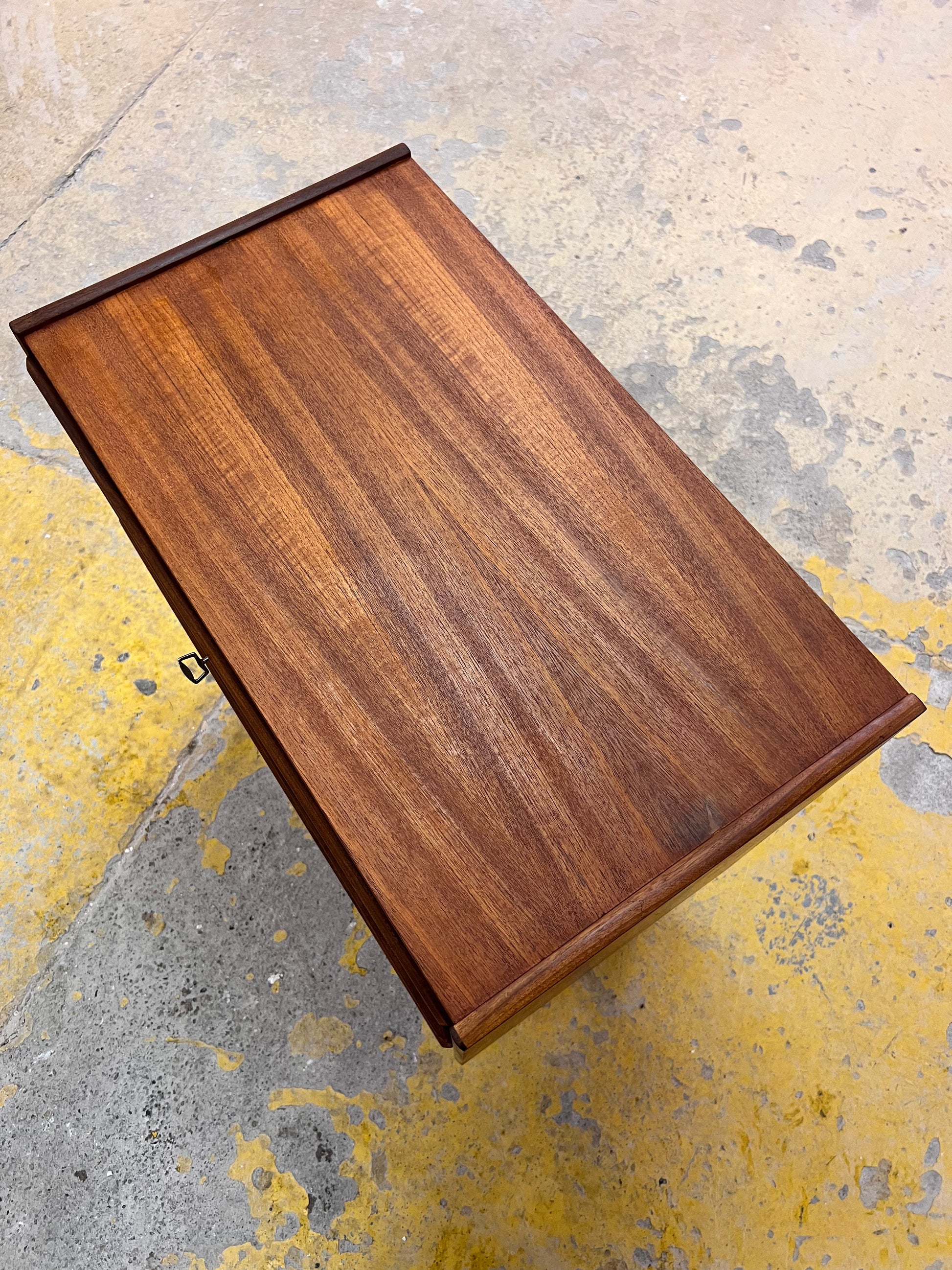 Kommode Nachtschrank Teak mit Schloss aus Dänemark