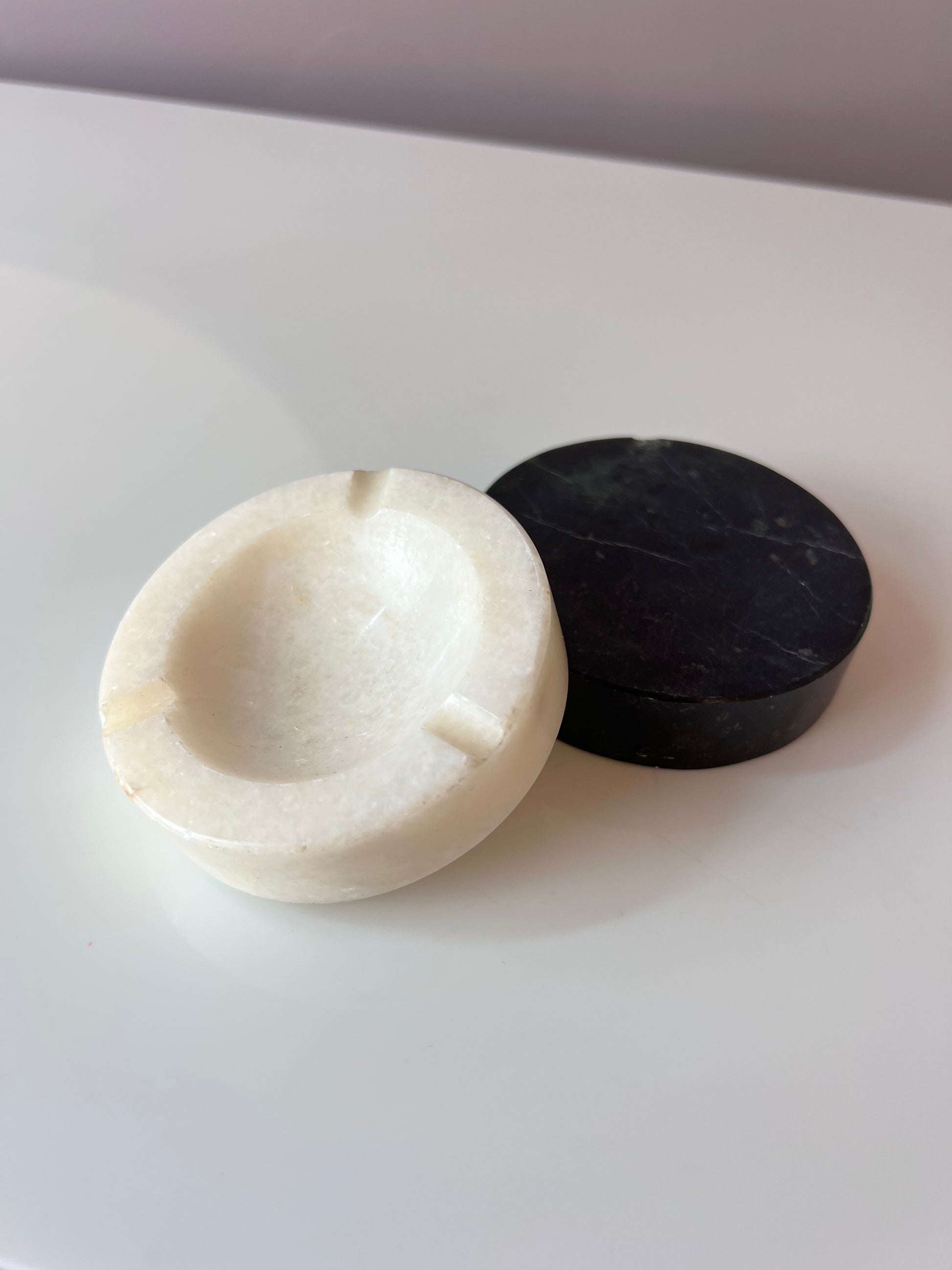 Set: 2 Aschenbecher schwarz weiß Onyx