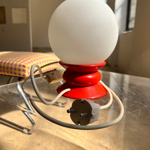 Tischlampe rot Opalglas von Temde