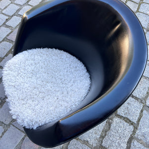 Cocktailsessel Kunstleder mit beigem Fellkissen